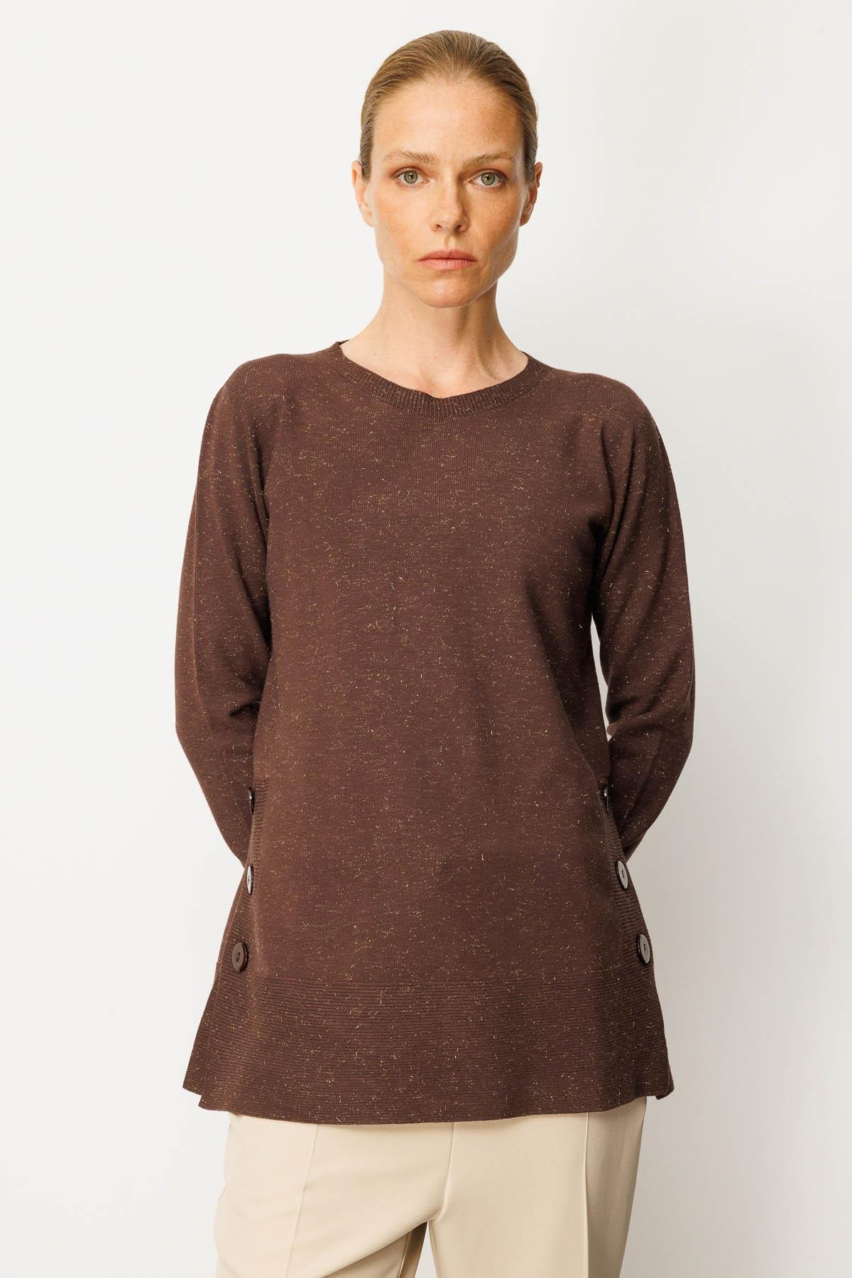 23390Kadın Sıfır Yaka Dikişsiz Yanları Düğmeli Simli Kazak Kahve