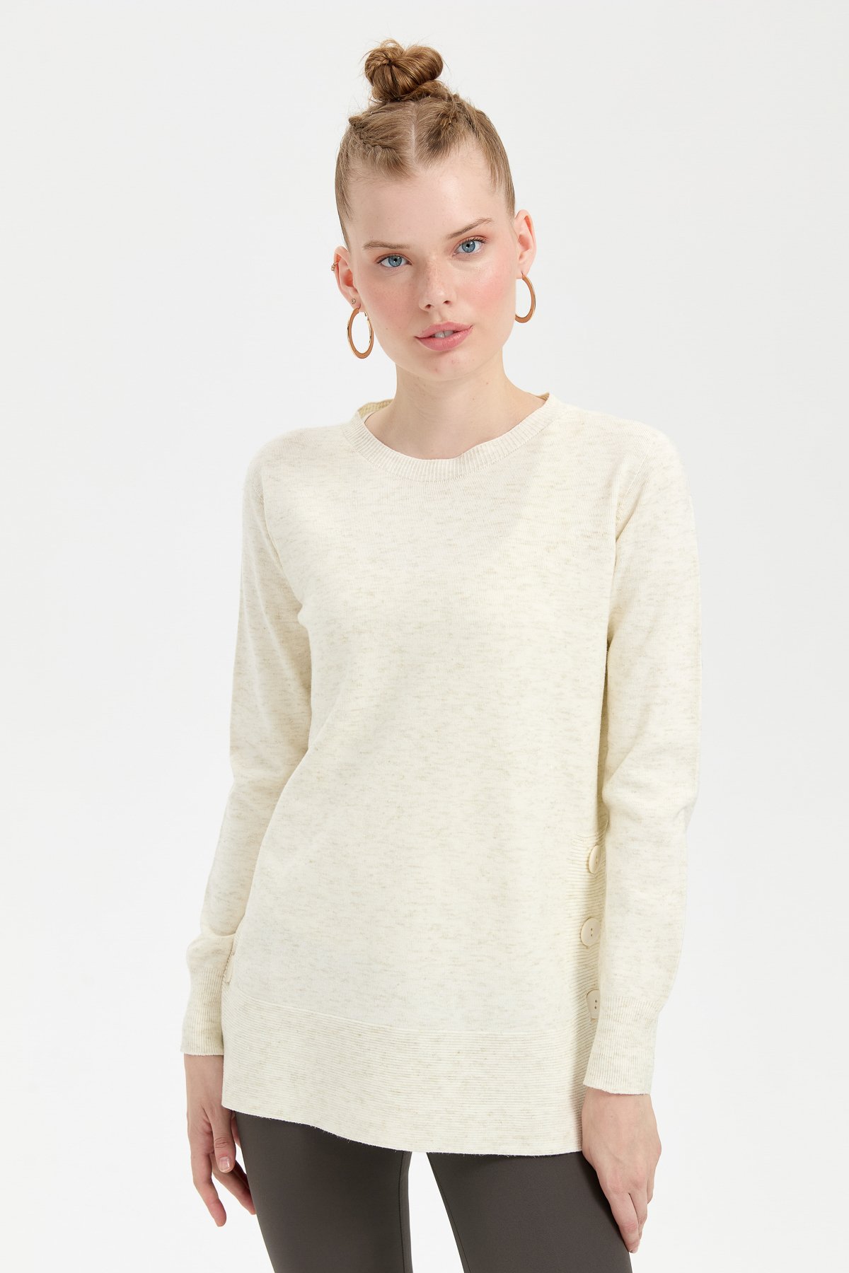 23390Kadın Sıfır Yaka Dikişsiz Yanları Düğmeli Simli Kazak Kemik