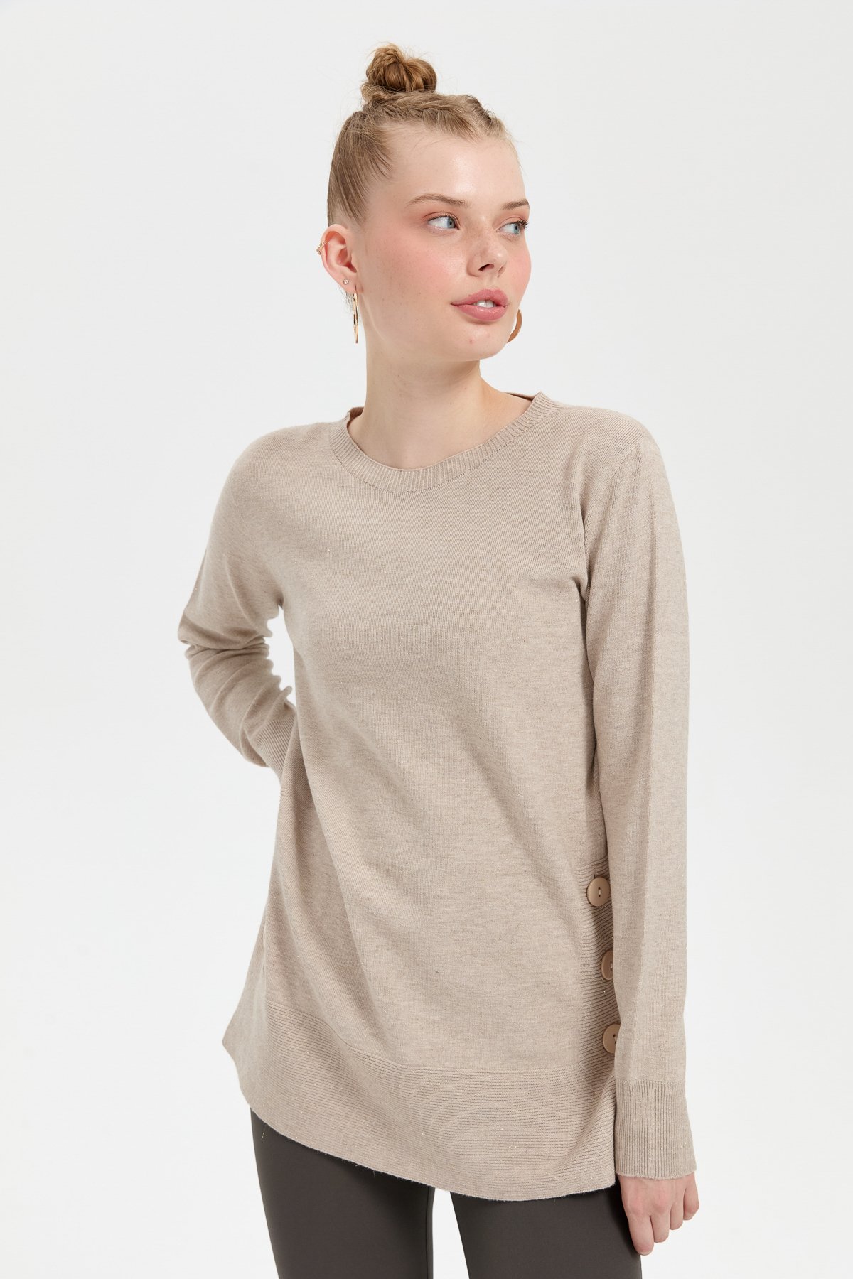 23390Kadın Sıfır Yaka Dikişsiz Yanları Düğmeli Simli Kazak Bej/Melanj