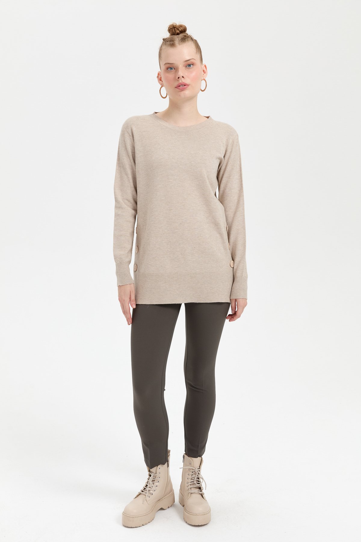 23390Kadın Sıfır Yaka Dikişsiz Yanları Düğmeli Simli Kazak Bej/Melanj