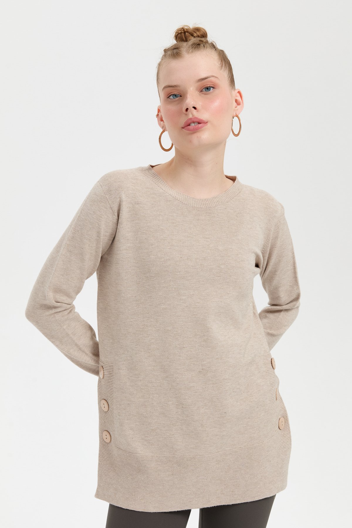 23390Kadın Sıfır Yaka Dikişsiz Yanları Düğmeli Simli Kazak Bej/Melanj