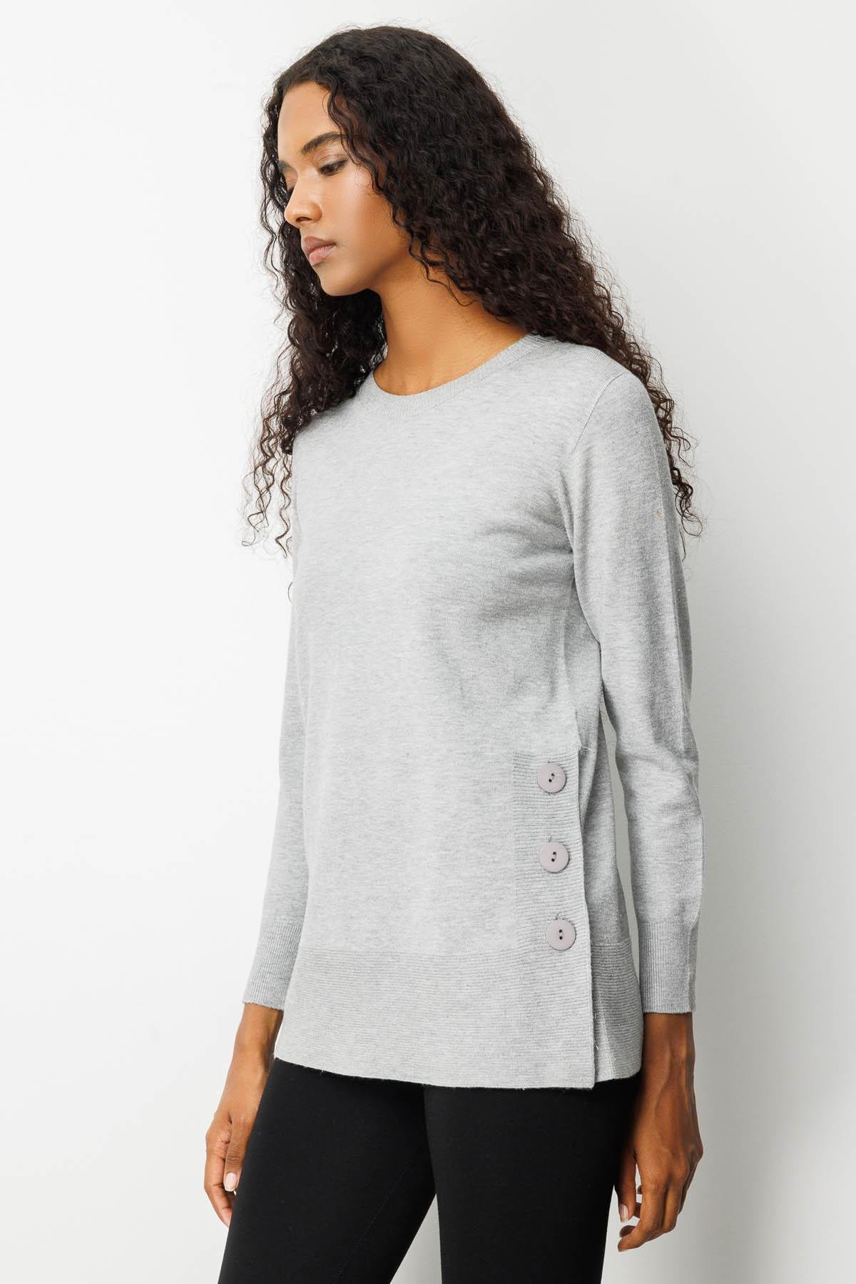 23390Kadın Sıfır Yaka Dikişsiz Yanları Düğmeli Simli Kazak Gri