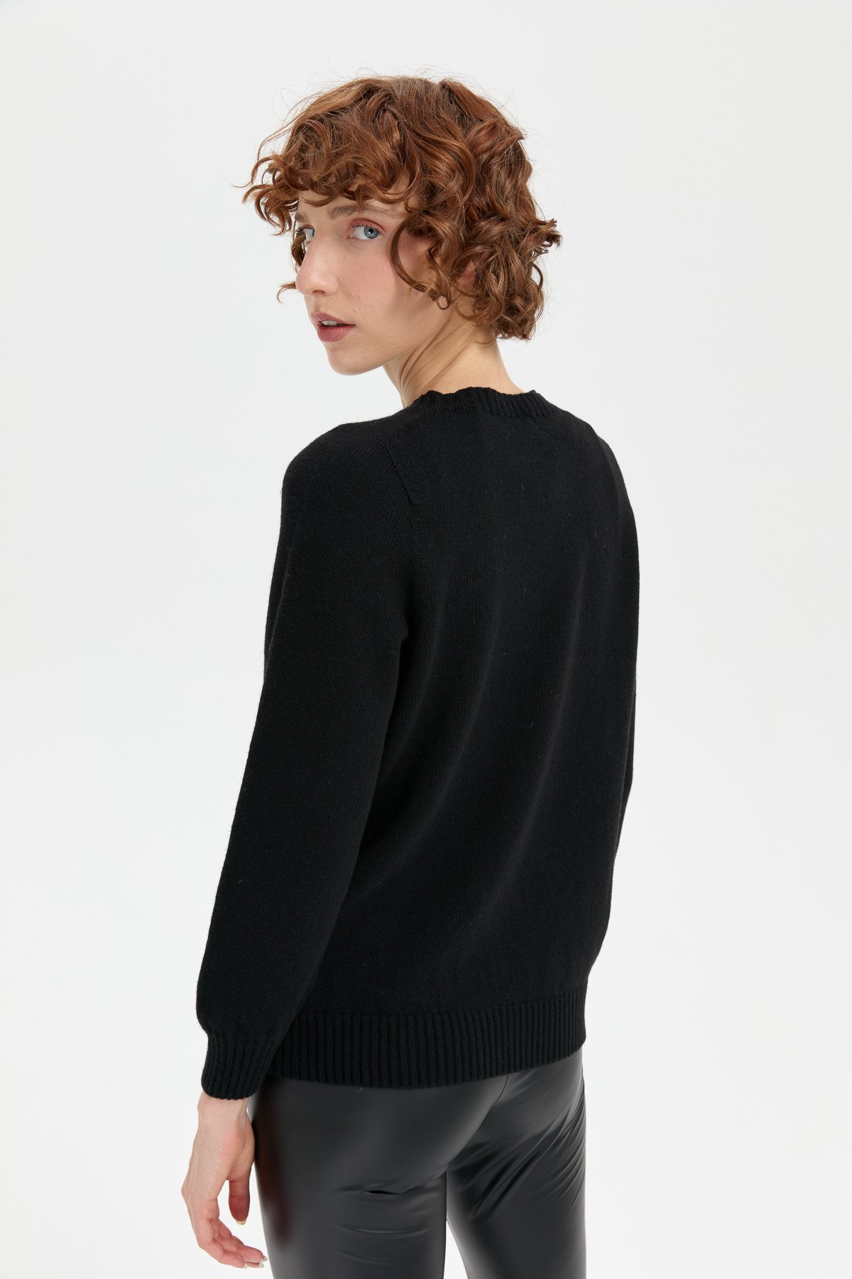 24211Kadın Sıfır Yaka Dikişsiz Yün Kazak Siyah