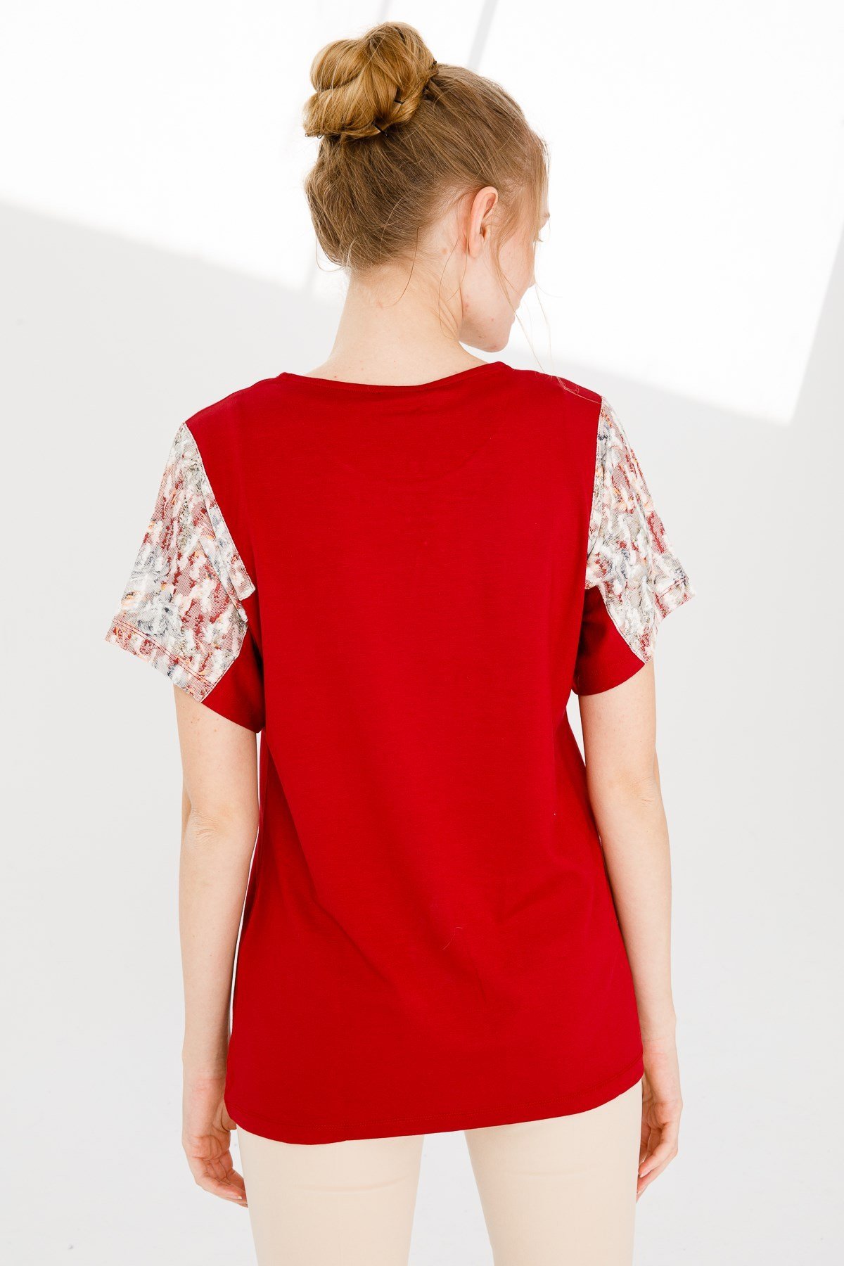 KADIN SIFIR YAKA DÜŞÜK KOL ÇİÇEK BASKILI PENYE BLUZ K.KIRMIZI