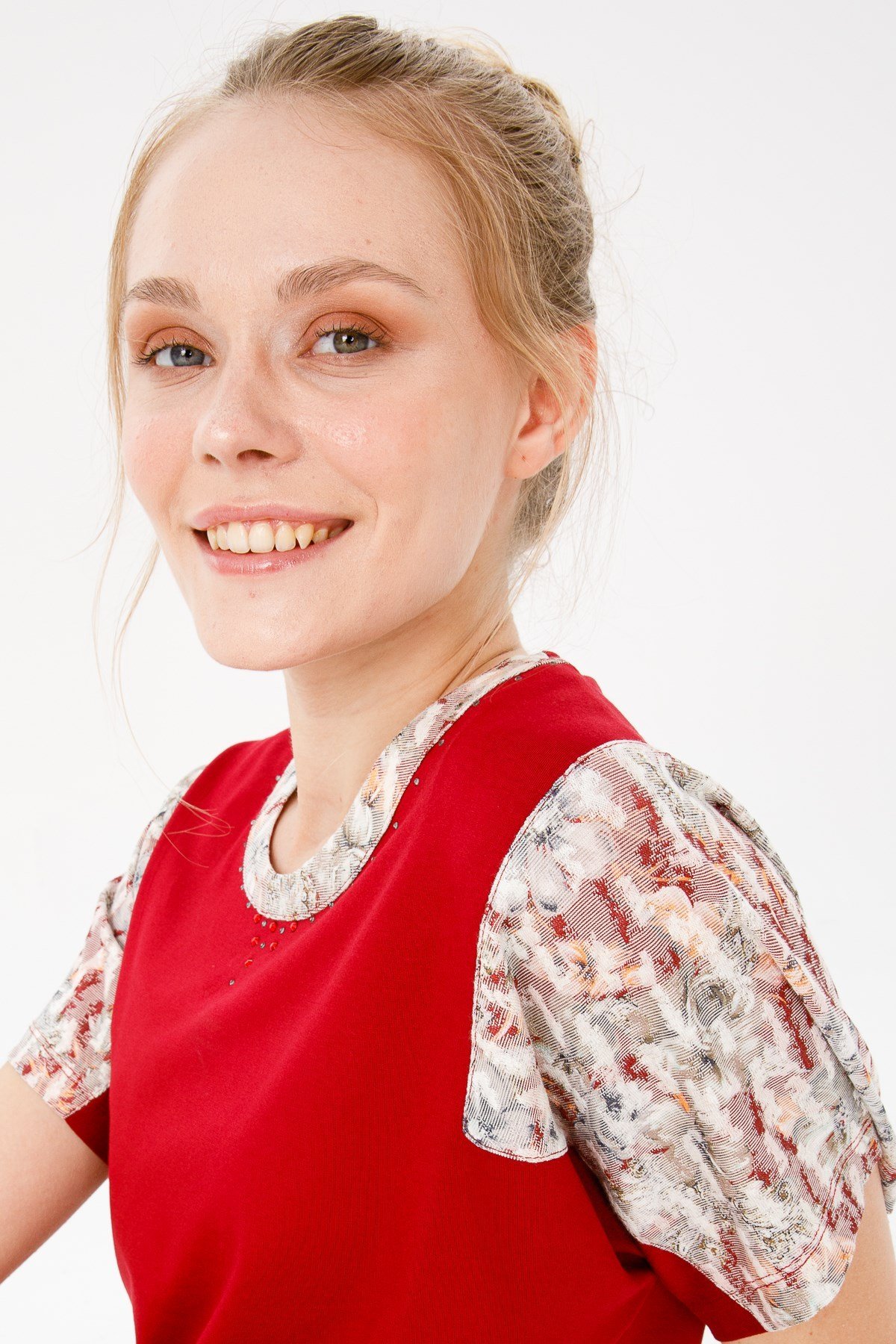 KADIN SIFIR YAKA DÜŞÜK KOL ÇİÇEK BASKILI PENYE BLUZ K.KIRMIZI