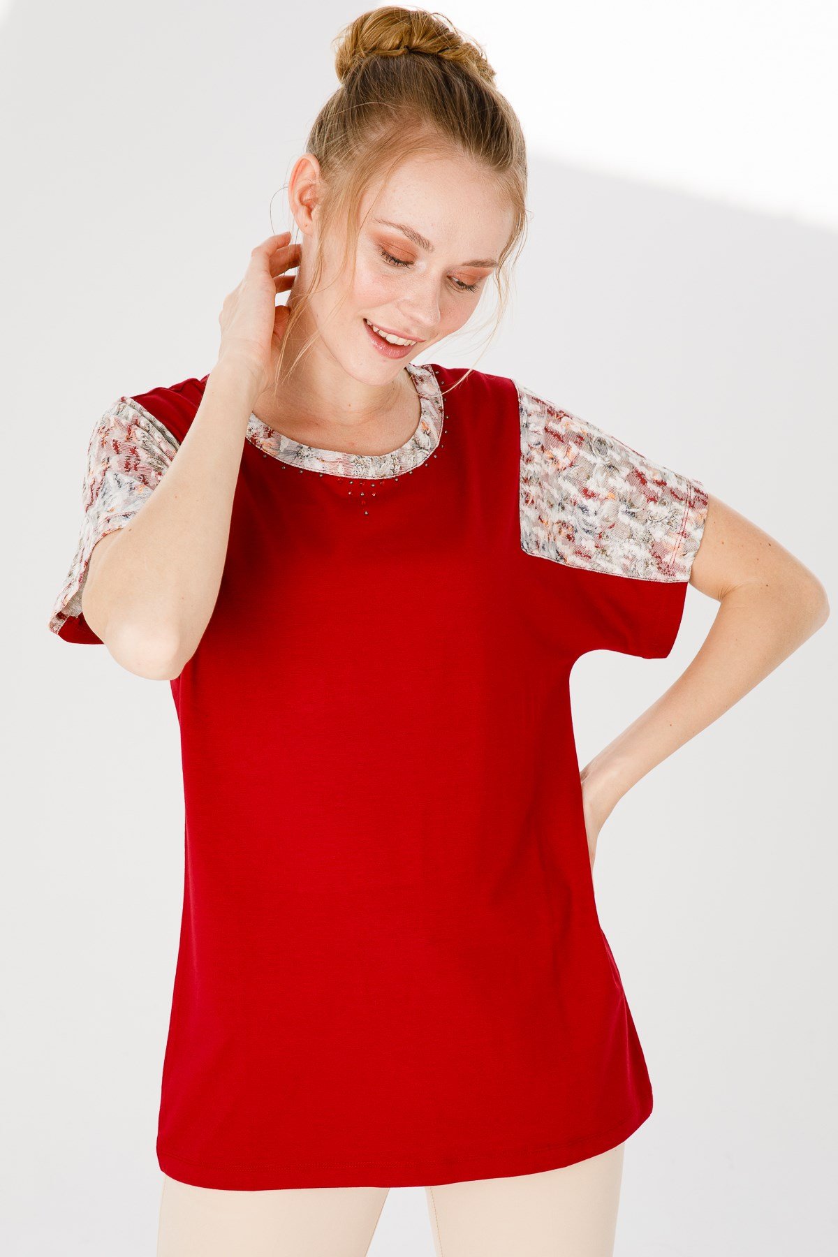 KADIN SIFIR YAKA DÜŞÜK KOL ÇİÇEK BASKILI PENYE BLUZ K.KIRMIZI