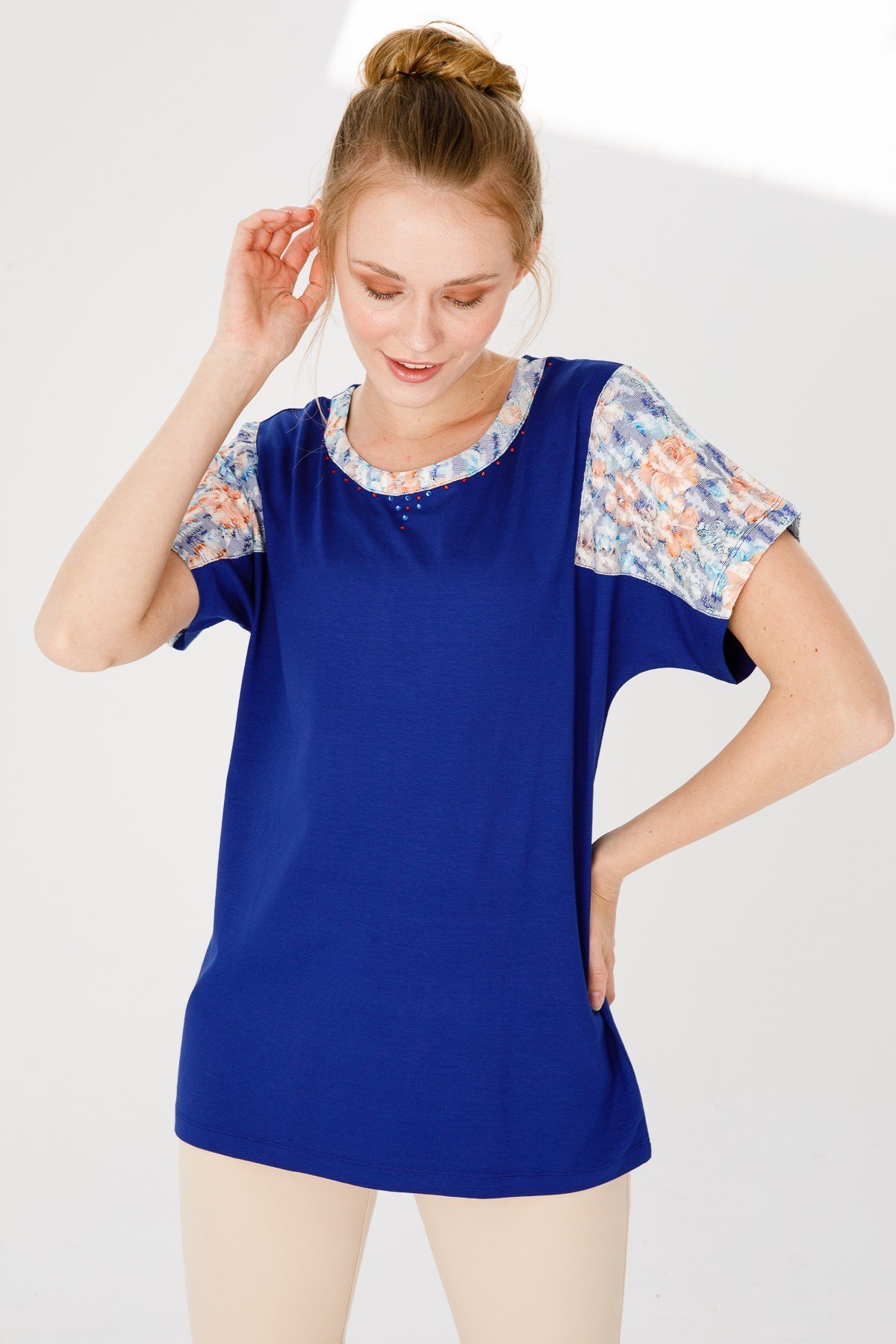 KADIN SIFIR YAKA DÜŞÜK KOL ÇİÇEK BASKILI PENYE BLUZ K.SAKS MAV