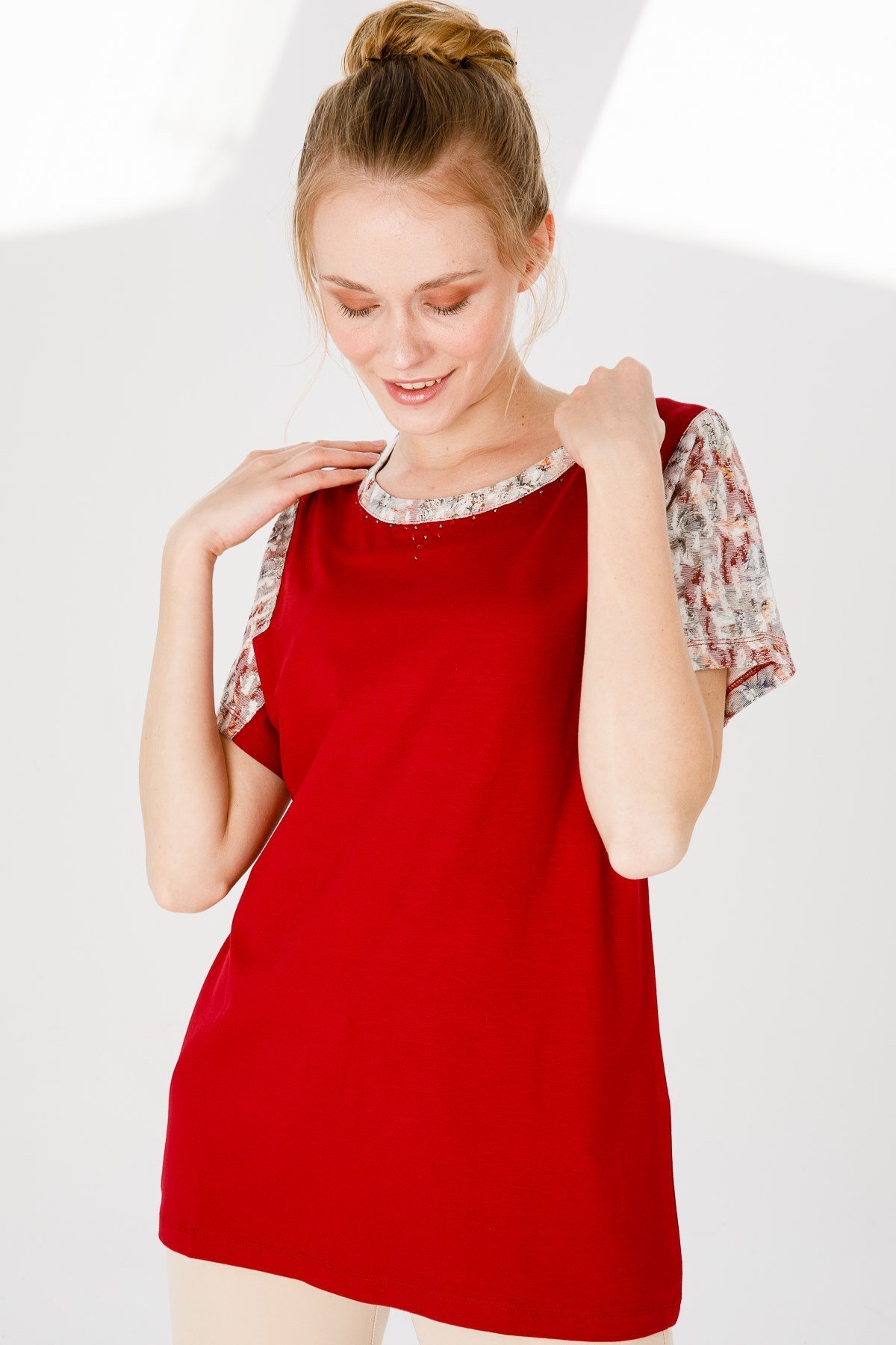 KADIN SIFIR YAKA DÜŞÜK KOL ÇİÇEK BASKILI PENYE BLUZ K.KIRMIZI