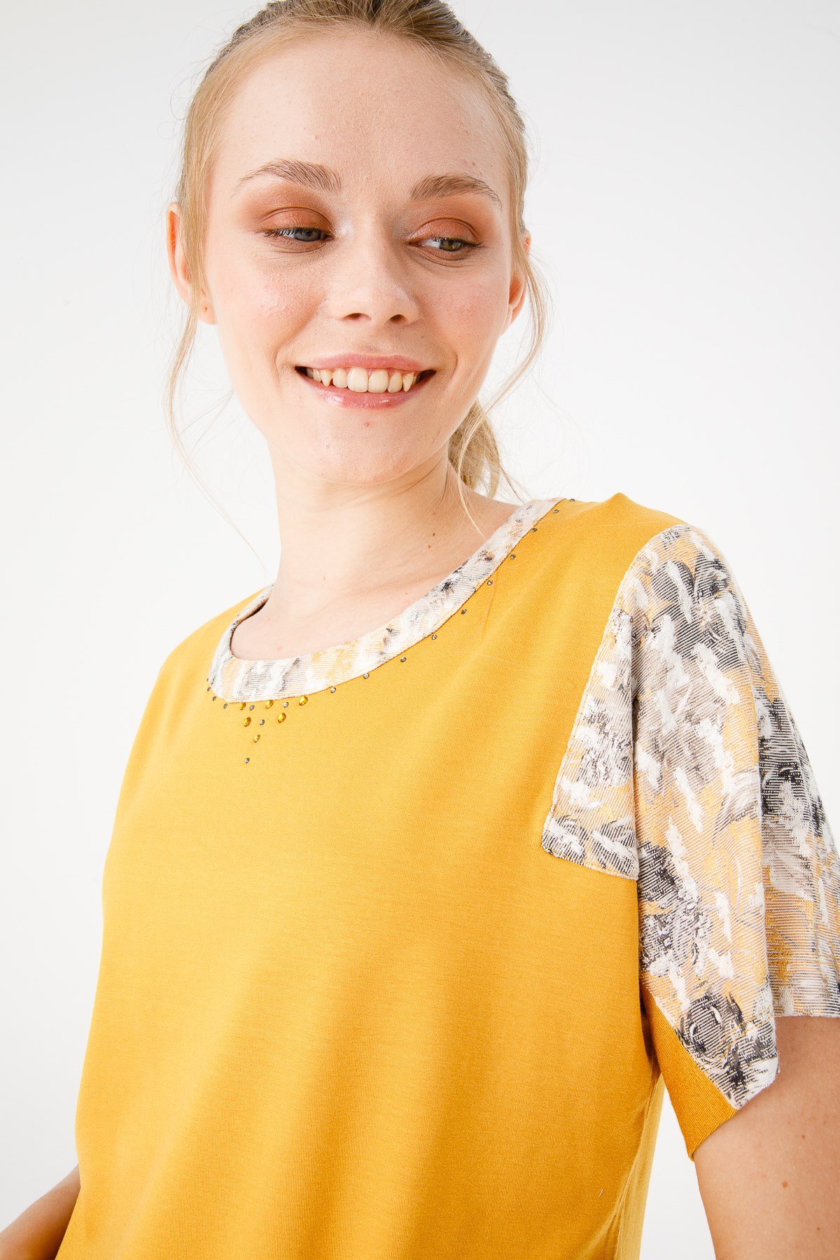 KADIN SIFIR YAKA DÜŞÜK KOL ÇİÇEK BASKILI PENYE BLUZ BAL