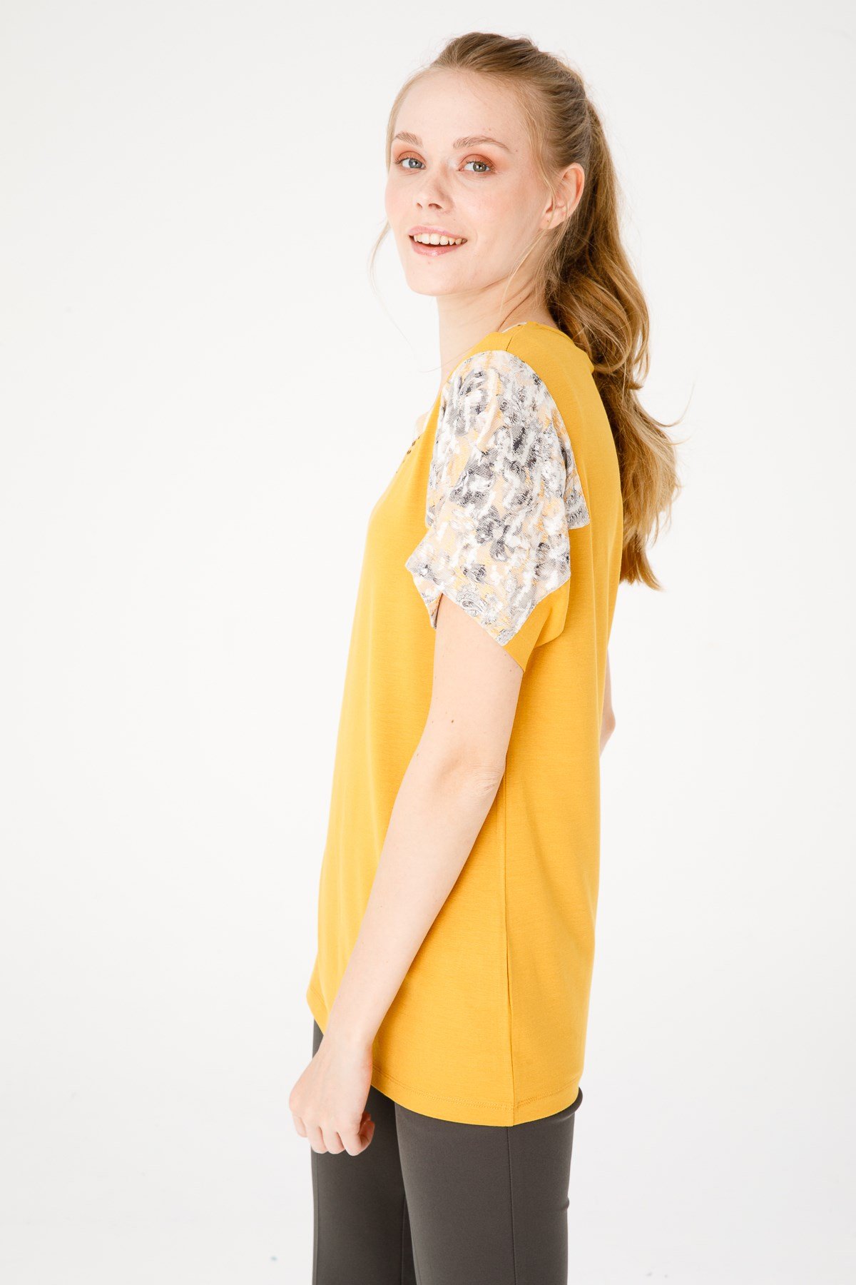 KADIN SIFIR YAKA DÜŞÜK KOL ÇİÇEK BASKILI PENYE BLUZ BAL