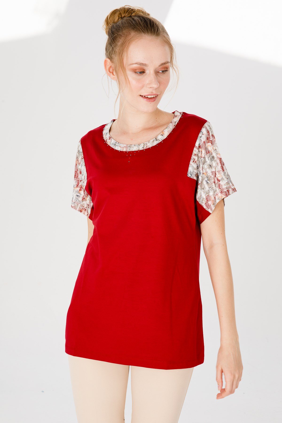 KADIN SIFIR YAKA DÜŞÜK KOL ÇİÇEK BASKILI PENYE BLUZ K.KIRMIZI