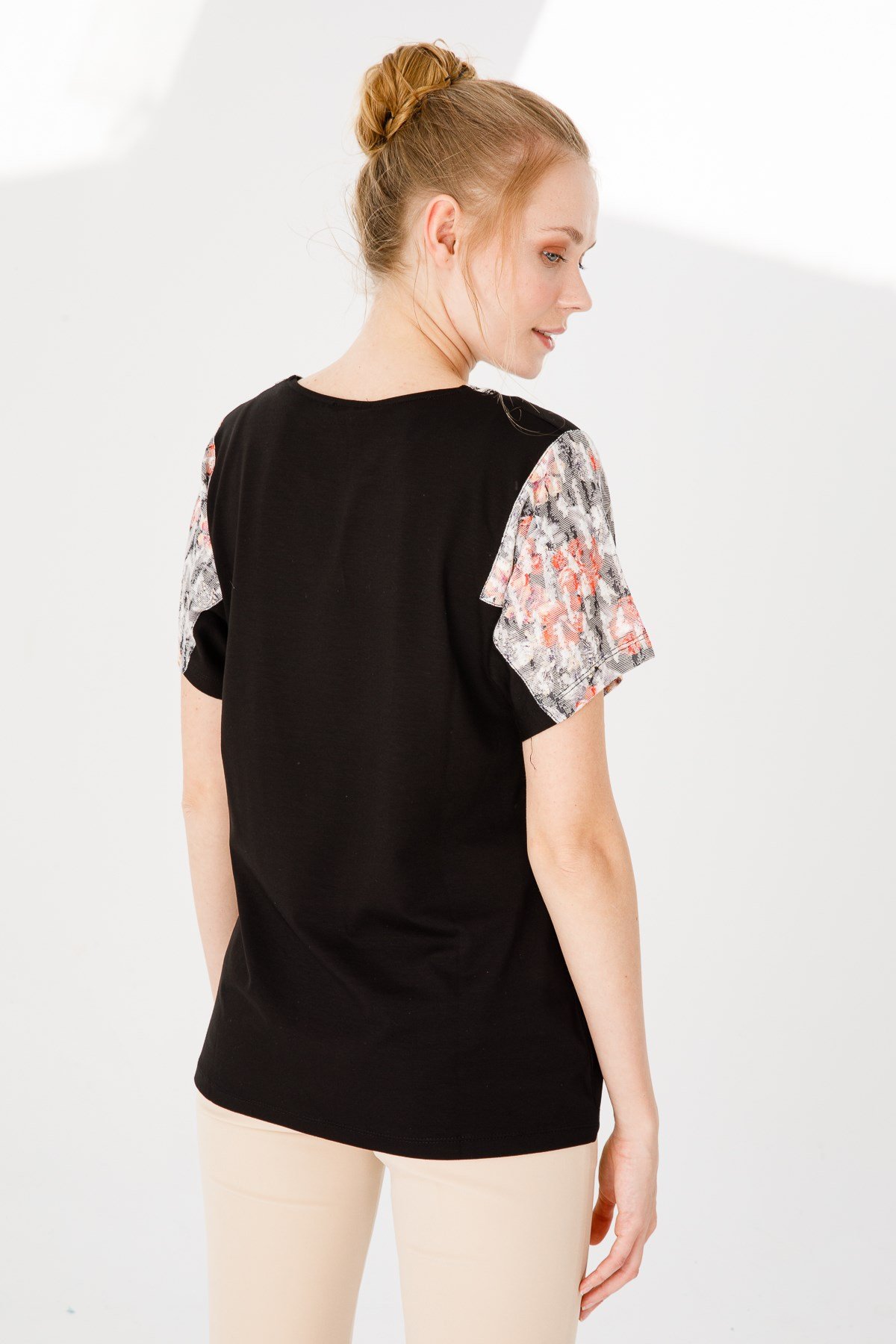 KADIN SIFIR YAKA DÜŞÜK KOL ÇİÇEK BASKILI PENYE BLUZ SİYAH