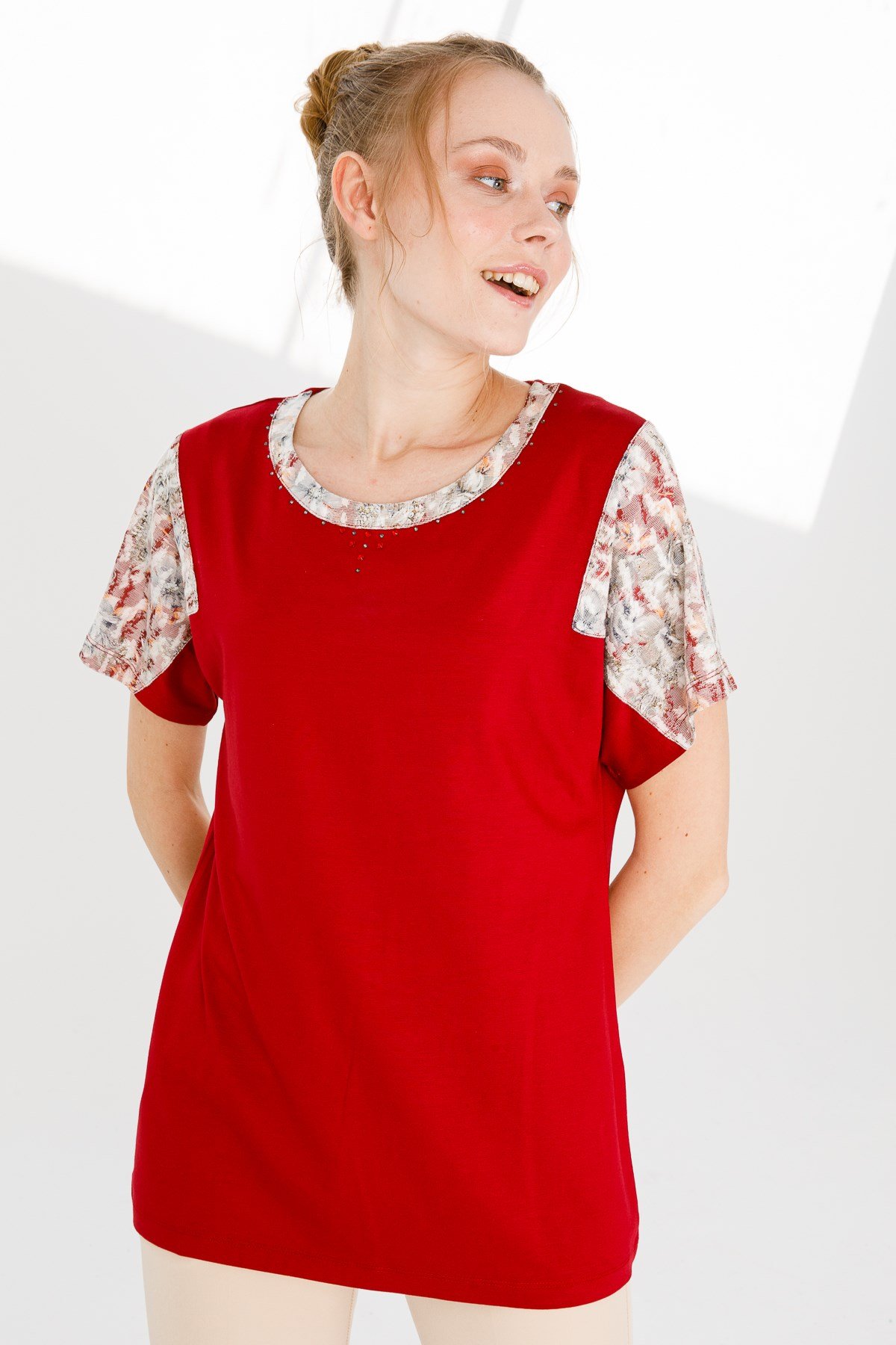 KADIN SIFIR YAKA DÜŞÜK KOL ÇİÇEK BASKILI PENYE BLUZ K.KIRMIZI