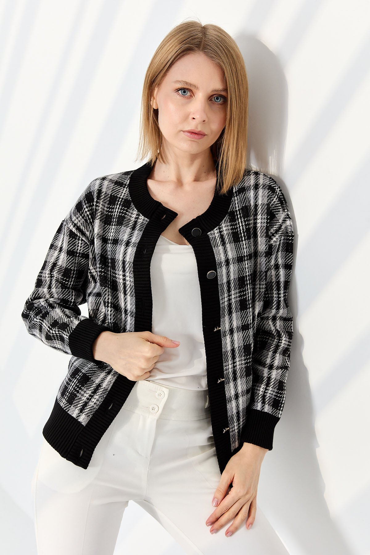 22102Kadın Sıfır Yaka Ekose Desenli Kısa Ceket Siyah
