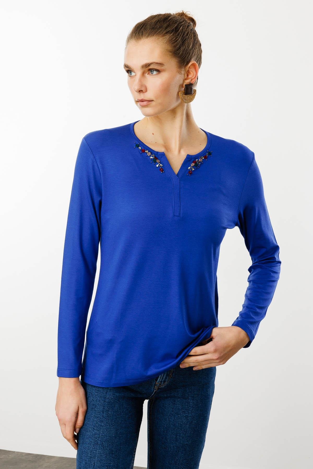 25705Kadın Sıfır Yaka El Nakışı İşlemeli Bluz S.Mavi