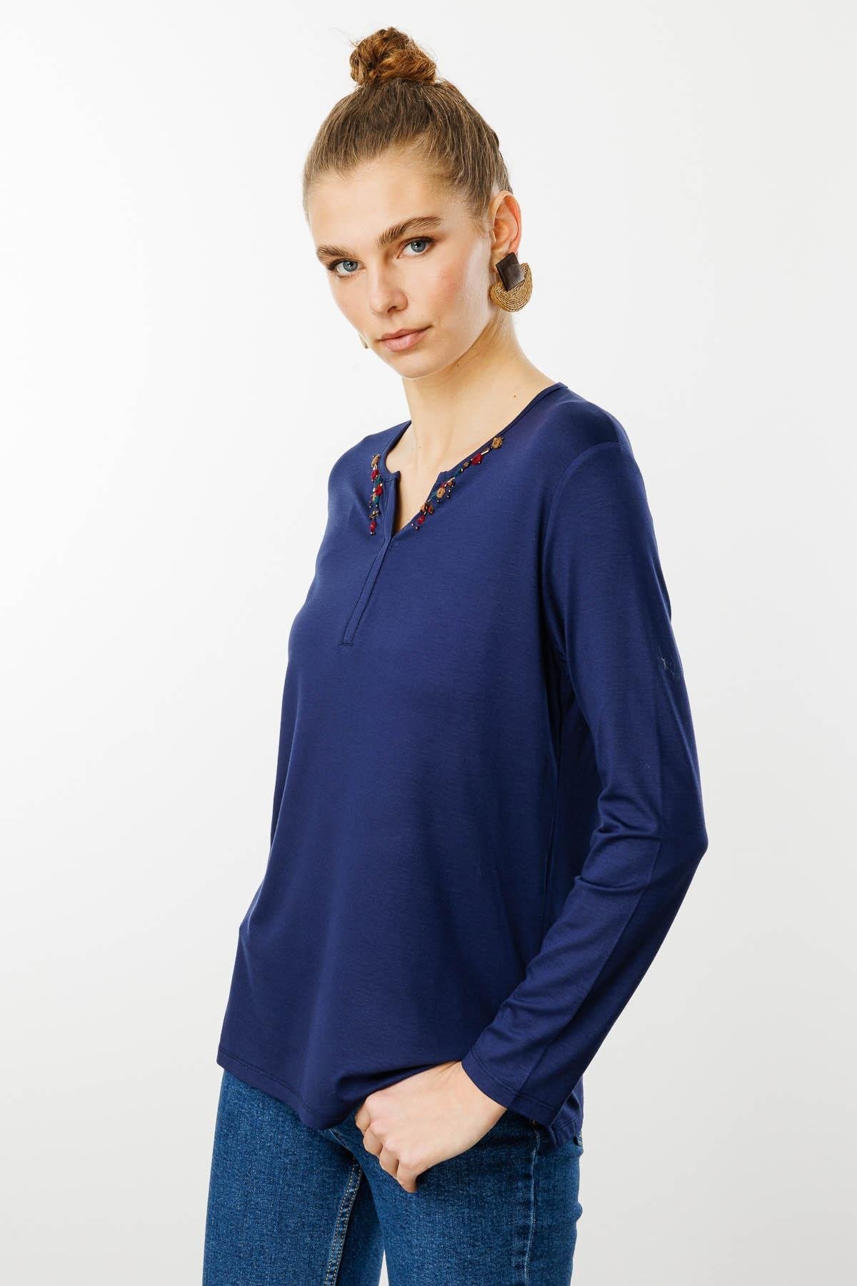 25705Kadın Sıfır Yaka El Nakışı İşlemeli Bluz Lacivert