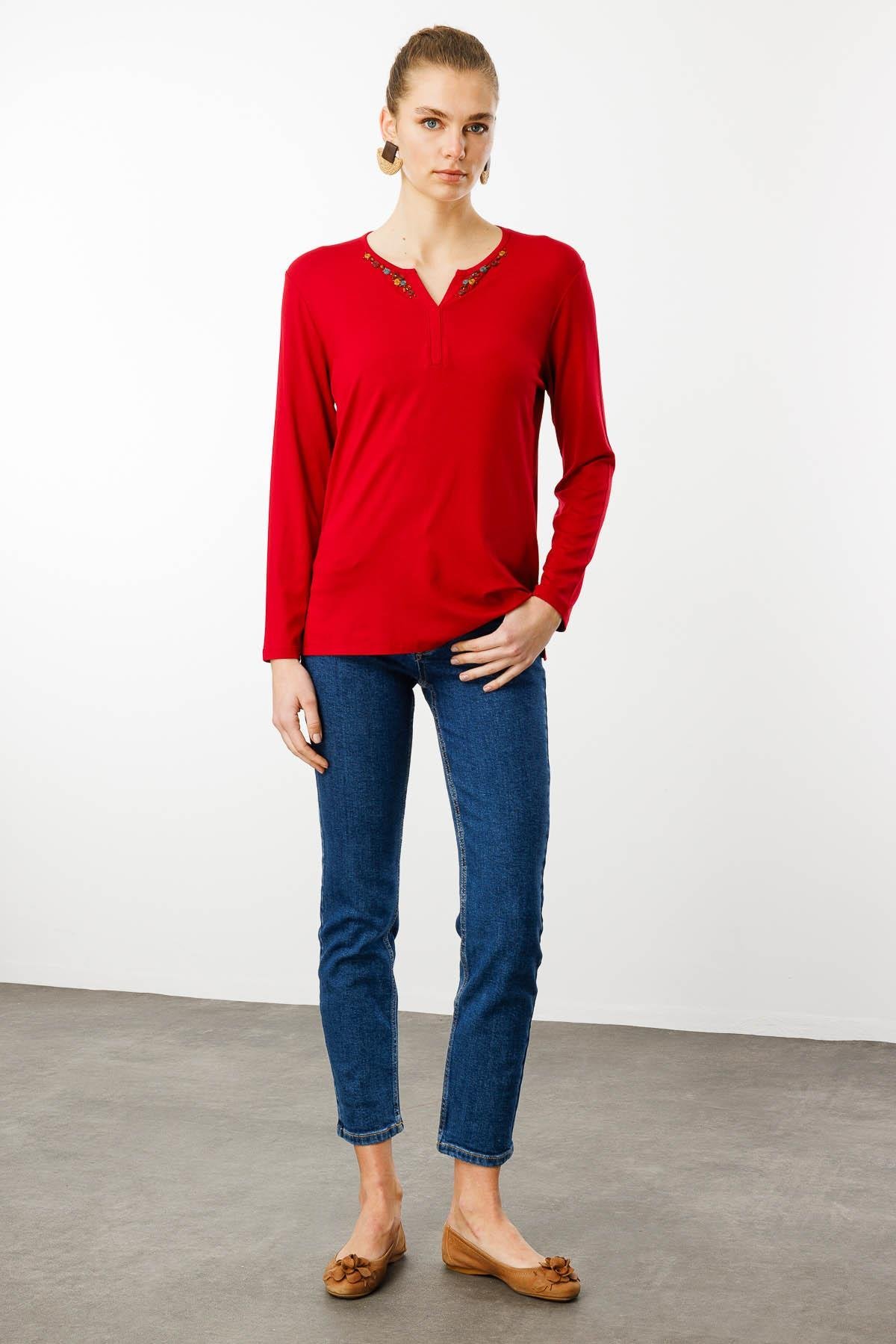 25705Kadın Sıfır Yaka El Nakışı İşlemeli Bluz Kırmızı