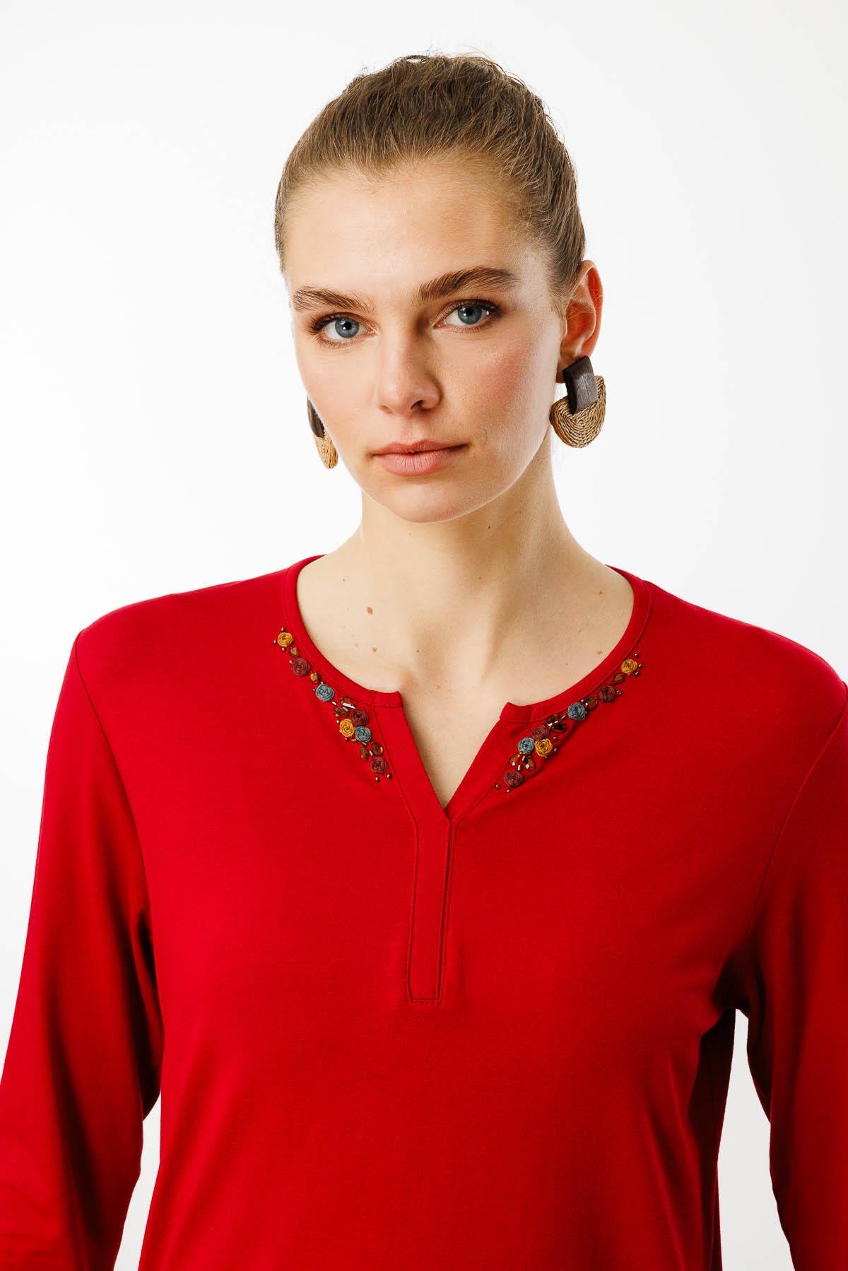 25705Kadın Sıfır Yaka El Nakışı İşlemeli Bluz Kırmızı