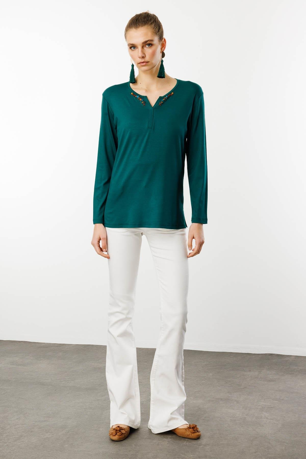 25705Kadın Sıfır Yaka El Nakışı İşlemeli Bluz Yeşil