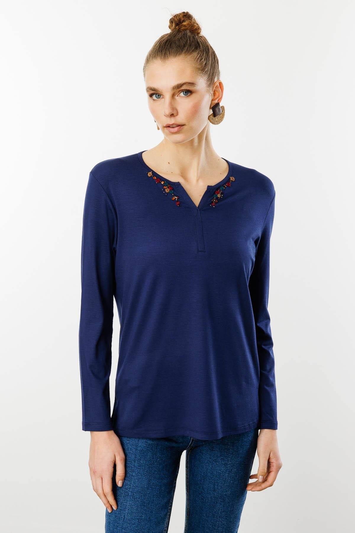 25705Kadın Sıfır Yaka El Nakışı İşlemeli Bluz Lacivert