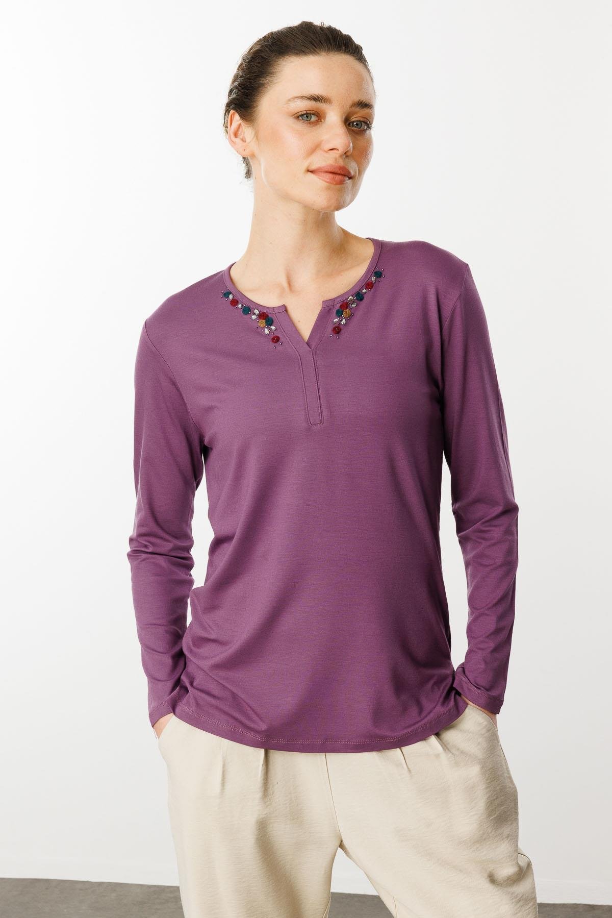 25705Kadın Sıfır Yaka El Nakışı İşlemeli Bluz Lila