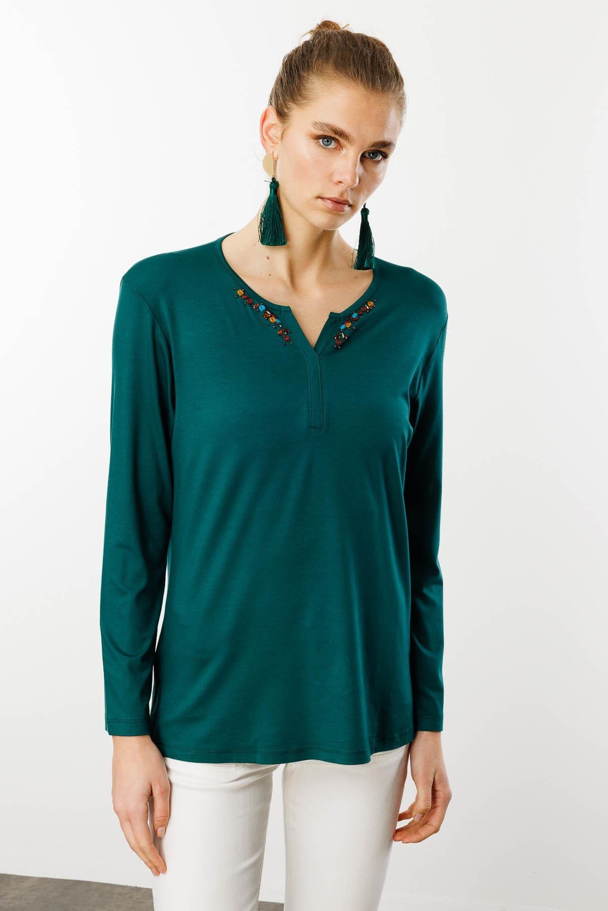 25705Kadın Sıfır Yaka El Nakışı İşlemeli Bluz Yeşil