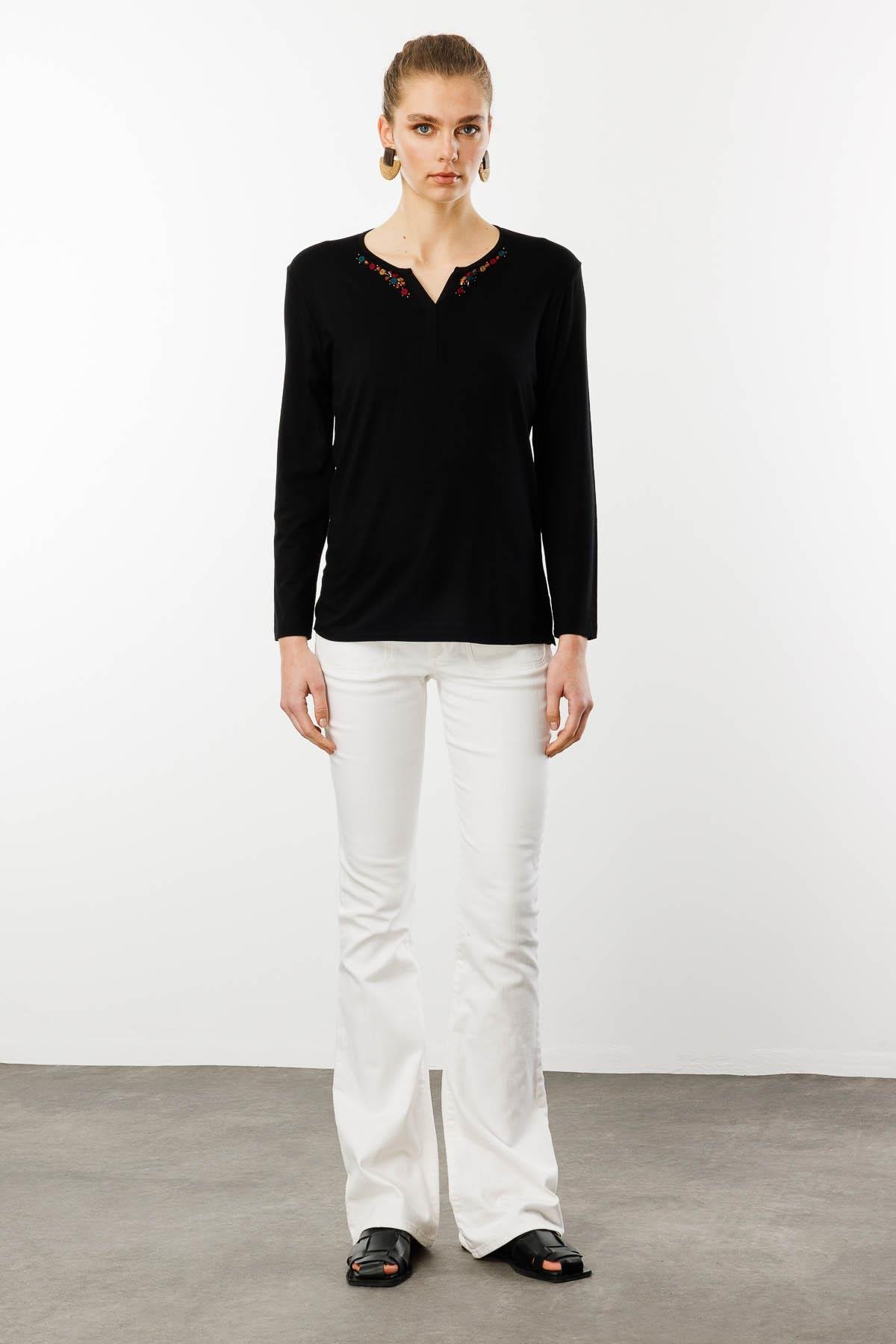 25705Kadın Sıfır Yaka El Nakışı İşlemeli Bluz Siyah