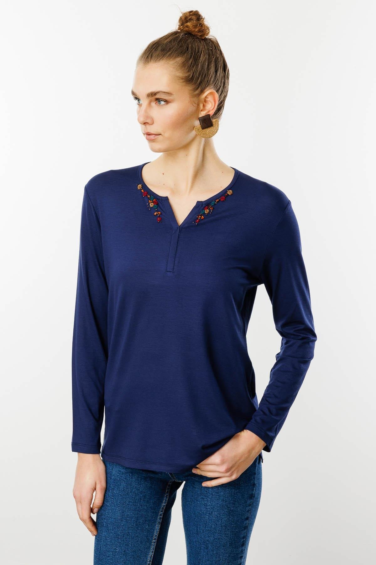 25705Kadın Sıfır Yaka El Nakışı İşlemeli Bluz Lacivert
