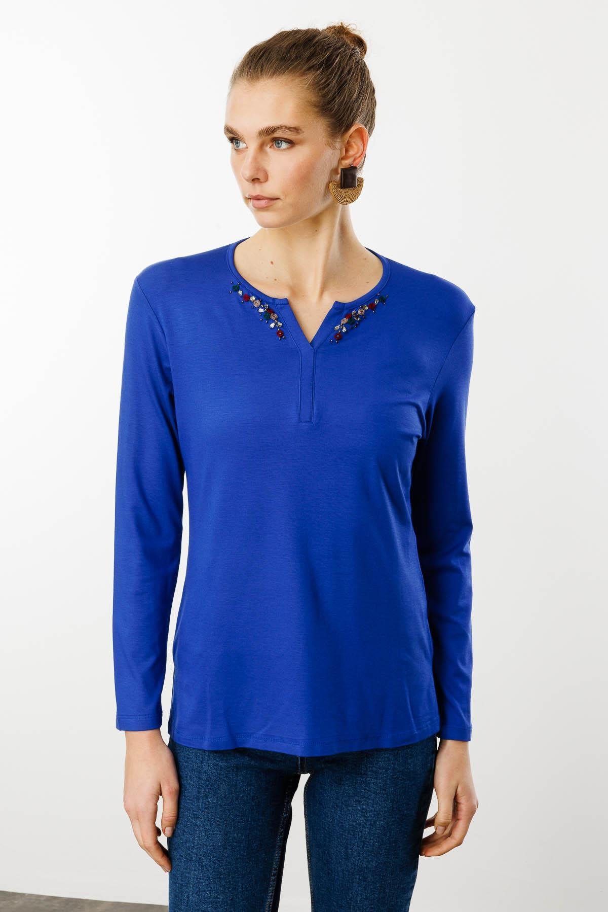 25705Kadın Sıfır Yaka El Nakışı İşlemeli Bluz S.Mavi