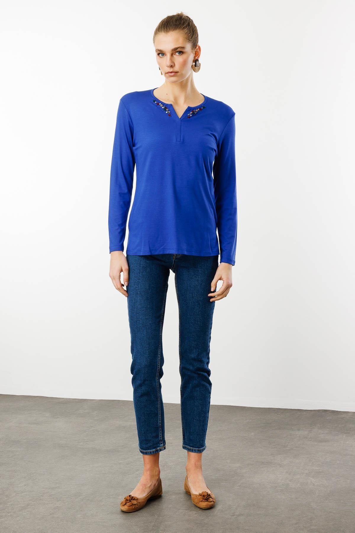 25705Kadın Sıfır Yaka El Nakışı İşlemeli Bluz S.Mavi