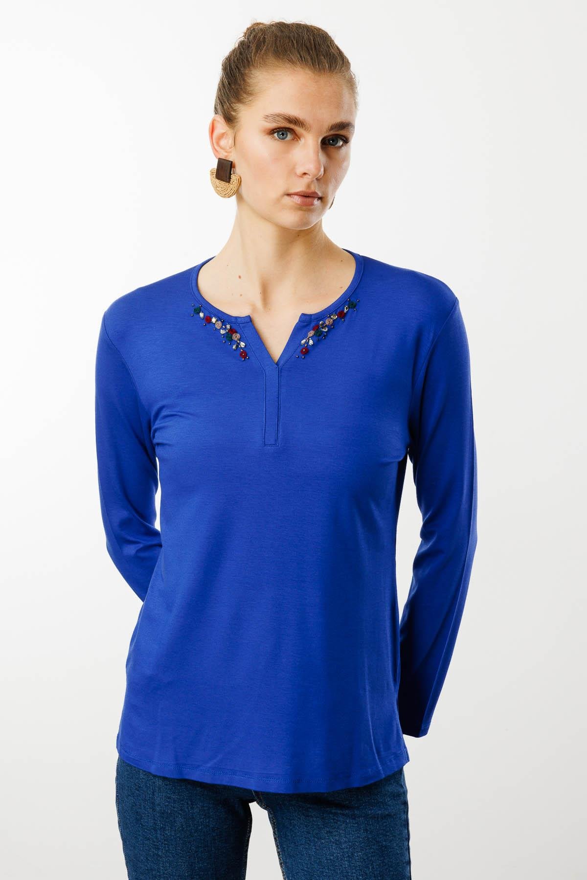 25705Kadın Sıfır Yaka El Nakışı İşlemeli Bluz S.Mavi