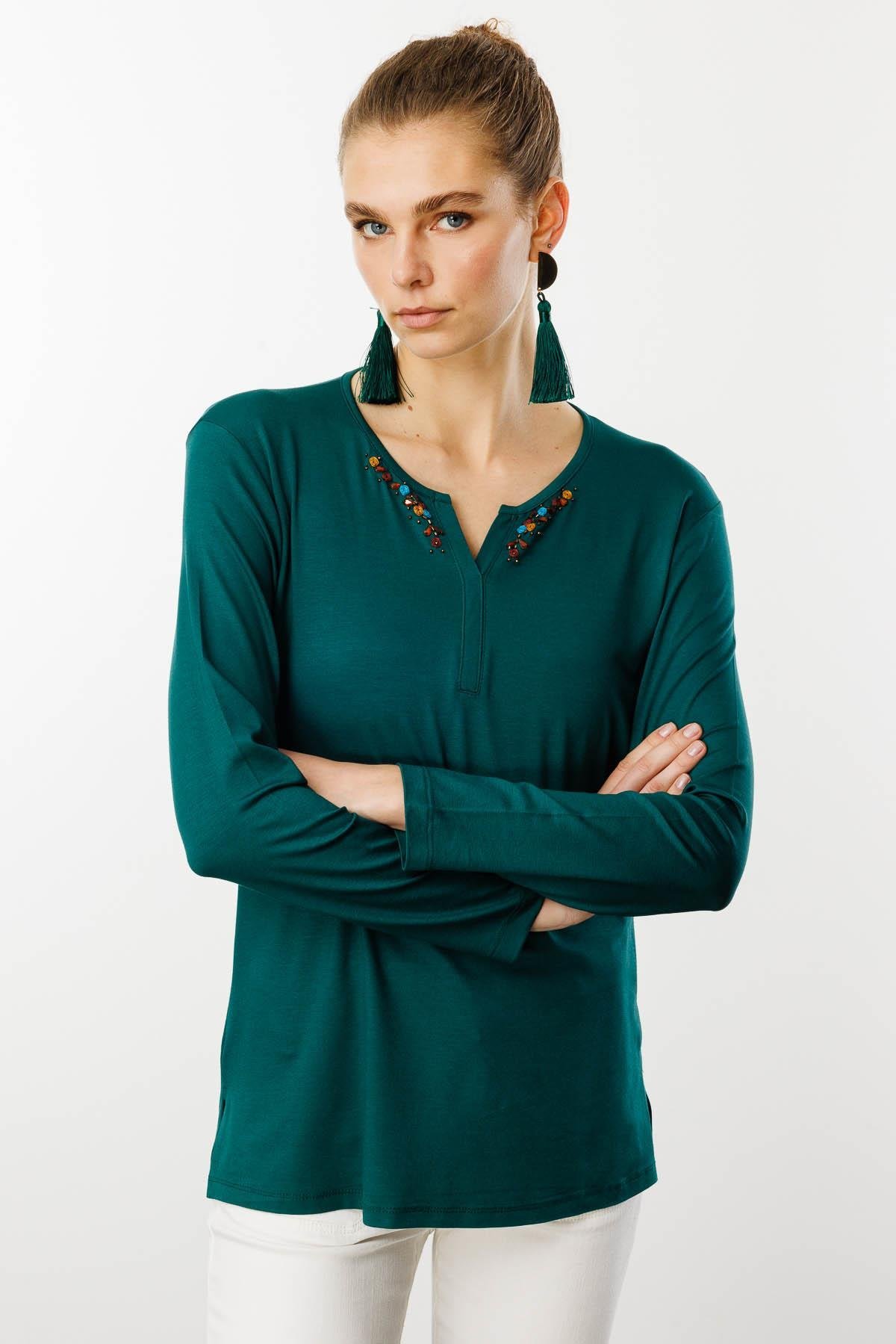 25705Kadın Sıfır Yaka El Nakışı İşlemeli Bluz Yeşil
