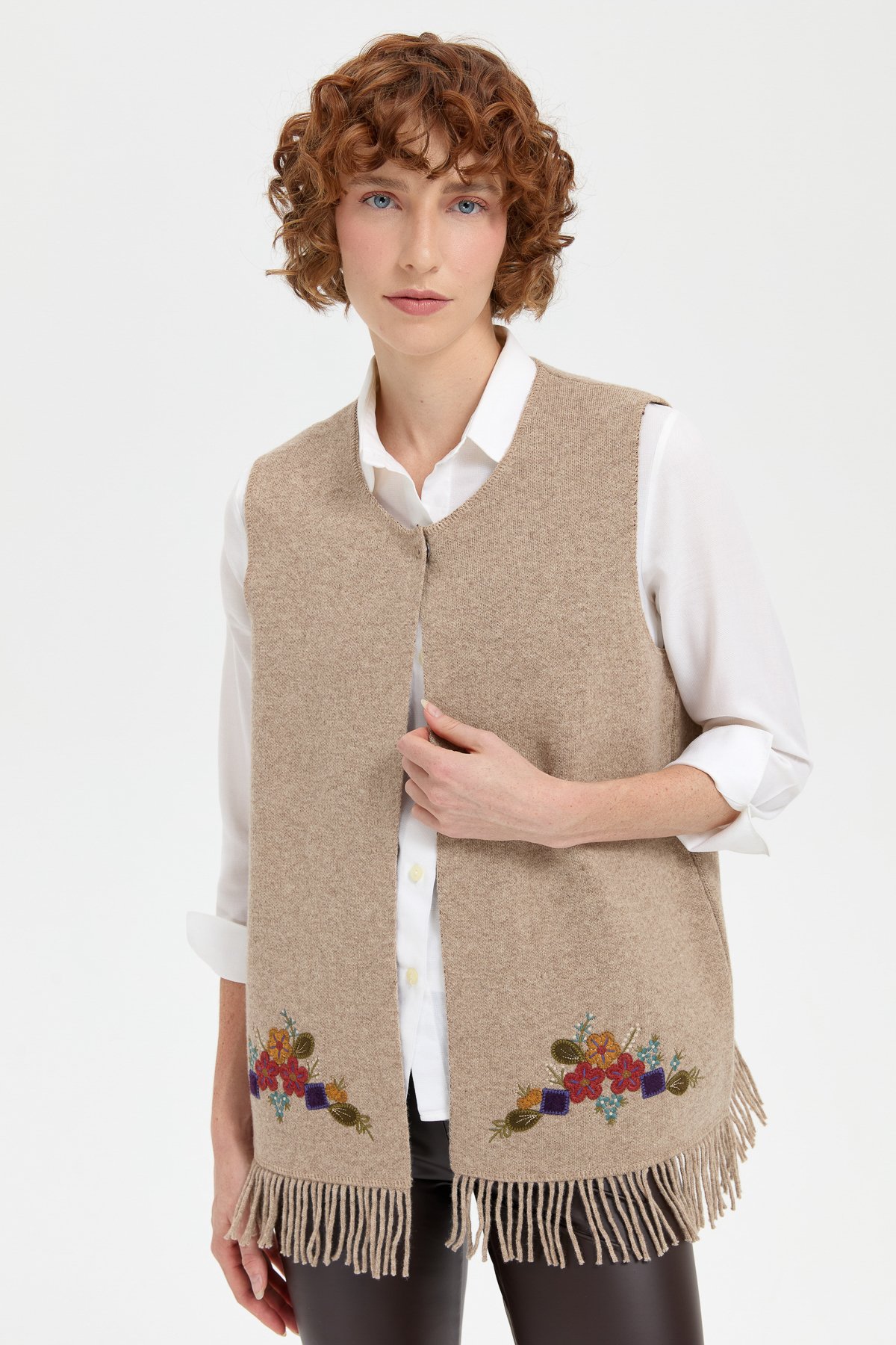 24010Kadın Sıfır Yaka Eteği İşlemeli Yün Yelek K.Bej