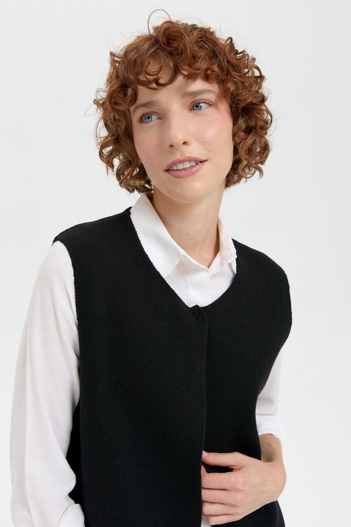 24010Kadın Sıfır Yaka Eteği İşlemeli Yün Yelek Siyah