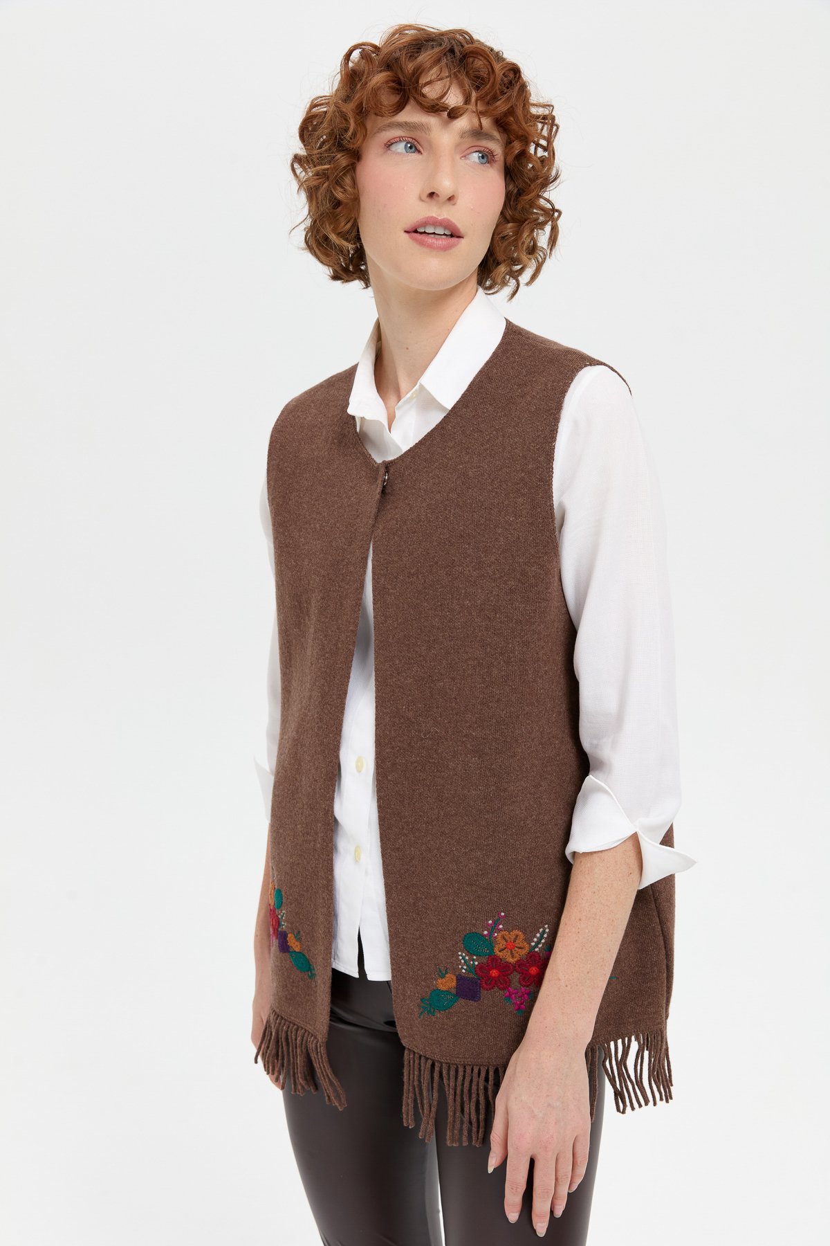 24010Kadın Sıfır Yaka Eteği İşlemeli Yün Yelek D.Kahve