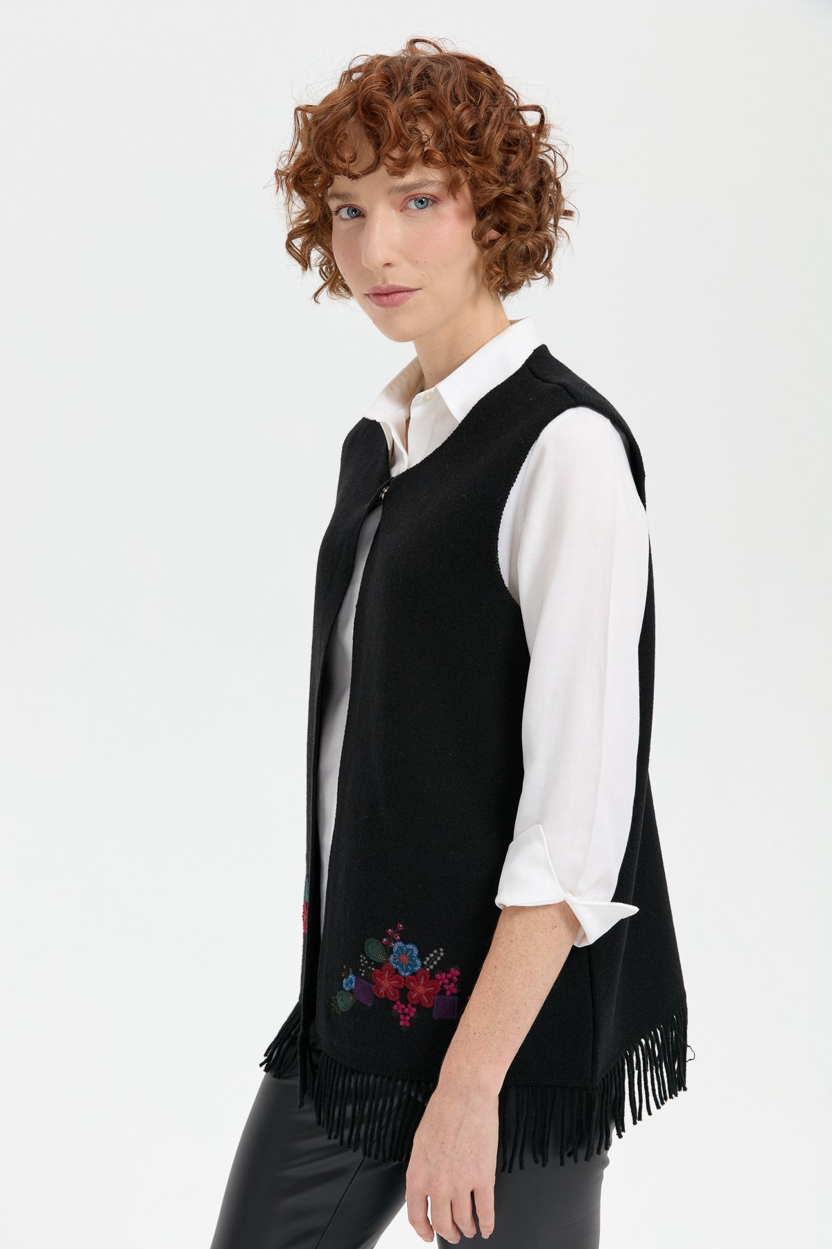 24010Kadın Sıfır Yaka Eteği İşlemeli Yün Yelek Siyah