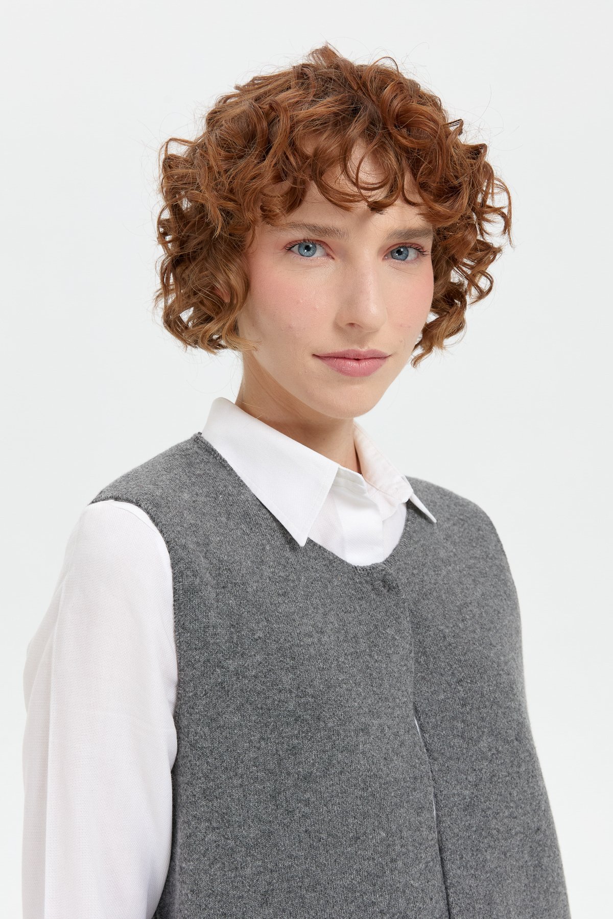 24010Kadın Sıfır Yaka Eteği İşlemeli Yün Yelek Füme