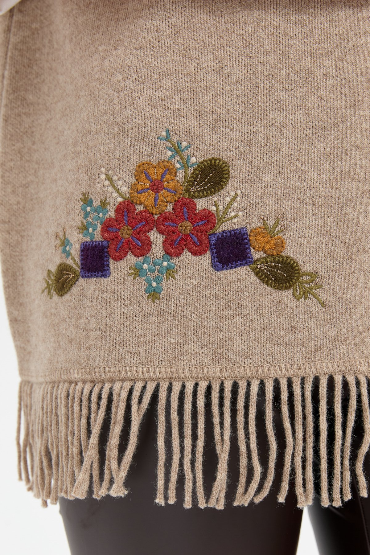 24010Kadın Sıfır Yaka Eteği İşlemeli Yün Yelek K.Bej