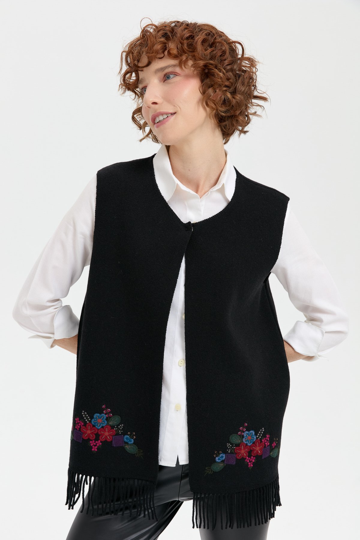 24010Kadın Sıfır Yaka Eteği İşlemeli Yün Yelek Siyah