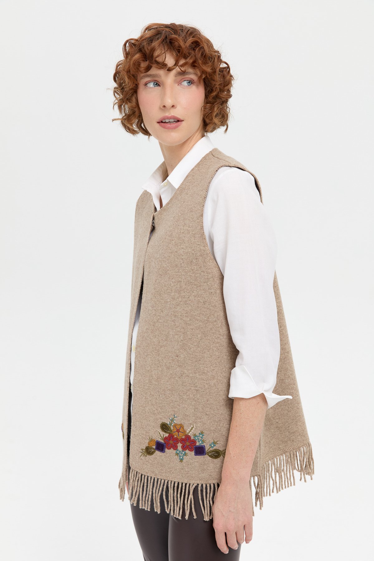 24010Kadın Sıfır Yaka Eteği İşlemeli Yün Yelek K.Bej