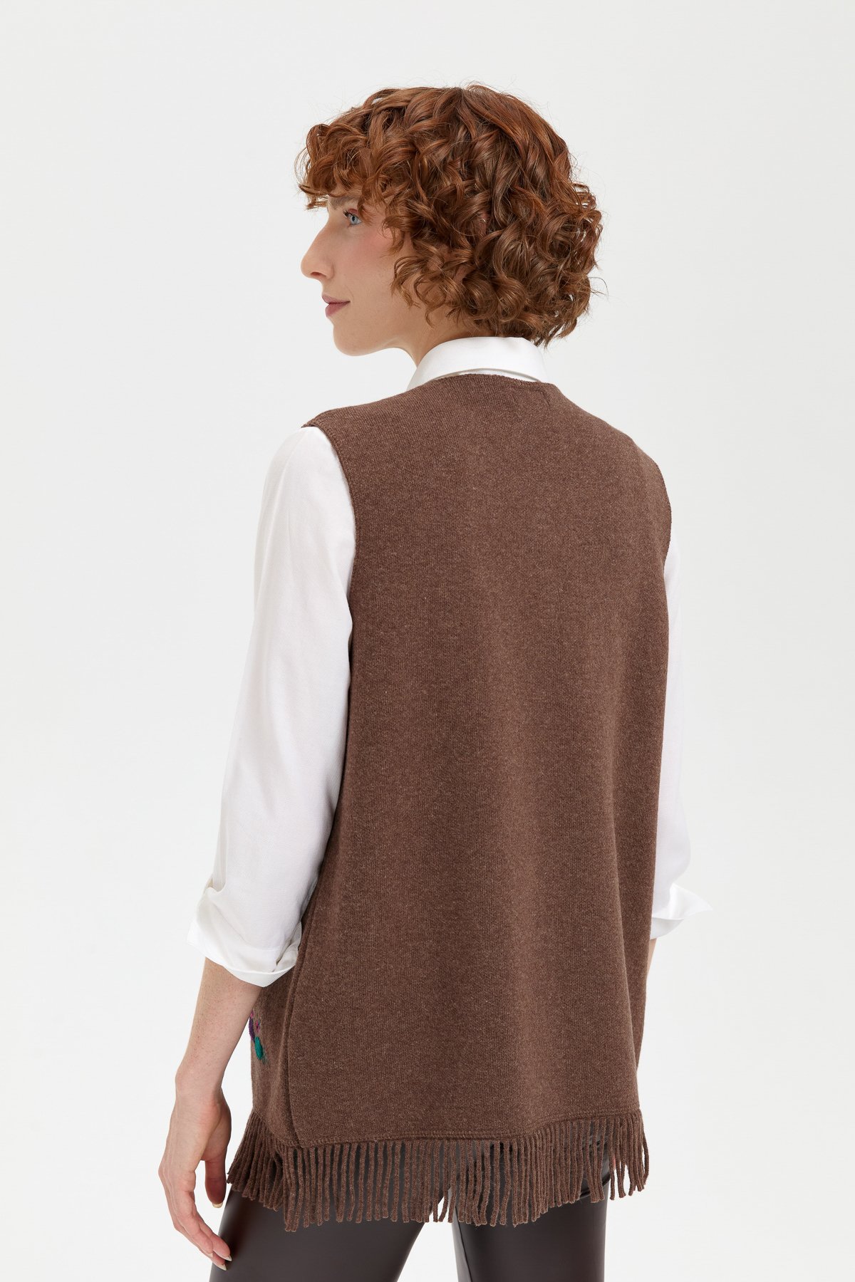 24010Kadın Sıfır Yaka Eteği İşlemeli Yün Yelek D.Kahve