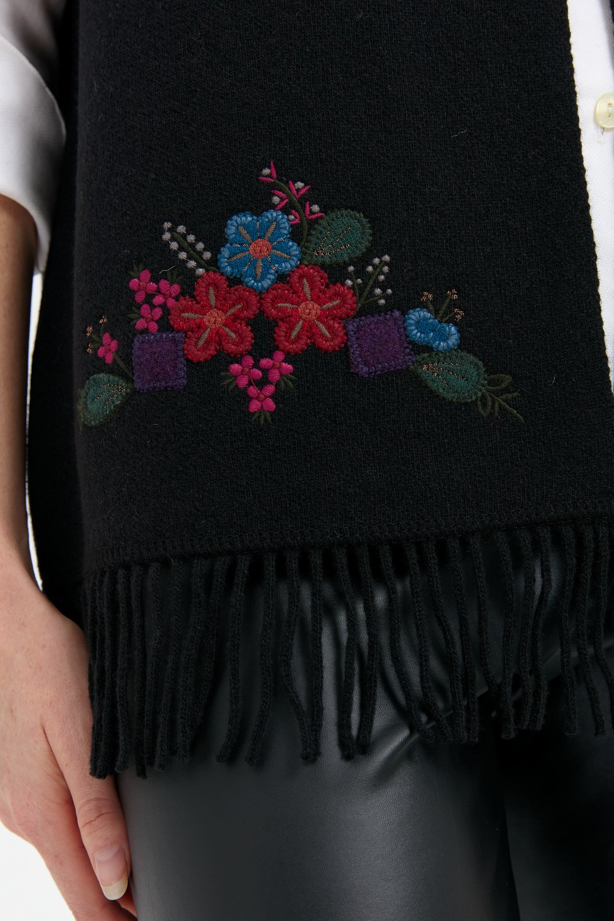 24010Kadın Sıfır Yaka Eteği İşlemeli Yün Yelek Siyah