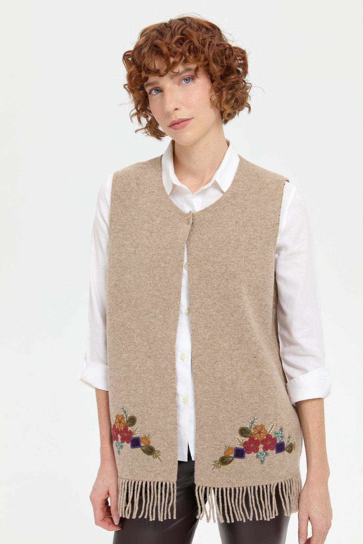 24010Kadın Sıfır Yaka Eteği İşlemeli Yün Yelek K.Bej