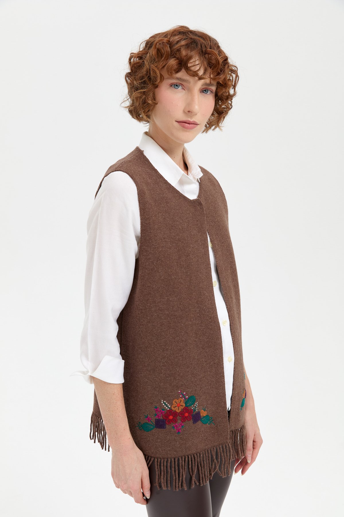 24010Kadın Sıfır Yaka Eteği İşlemeli Yün Yelek D.Kahve