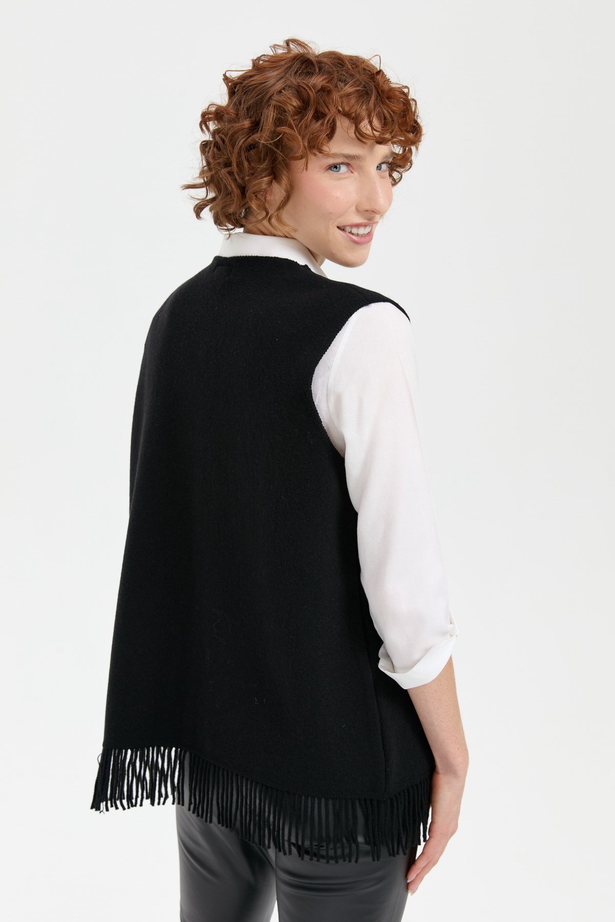 24010Kadın Sıfır Yaka Eteği İşlemeli Yün Yelek Siyah