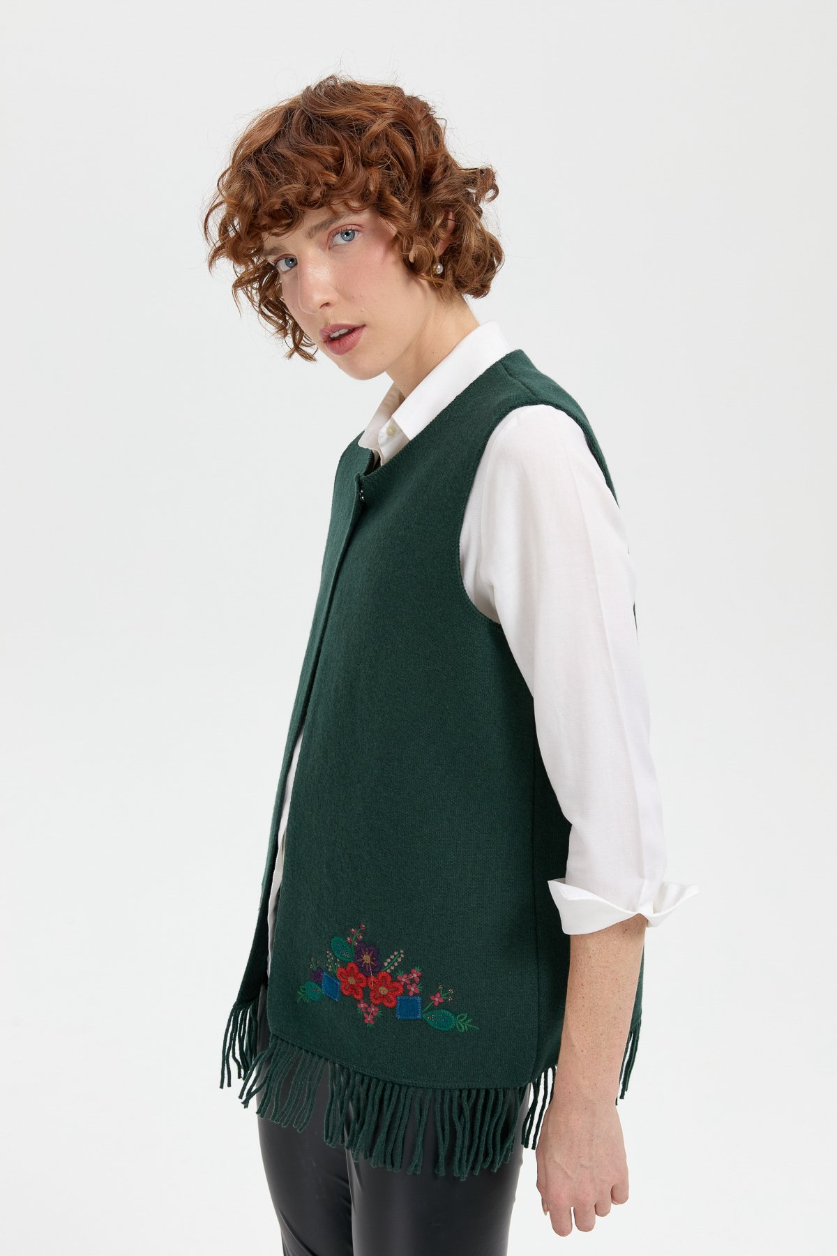 24010Kadın Sıfır Yaka Eteği İşlemeli Yün Yelek Yeşil