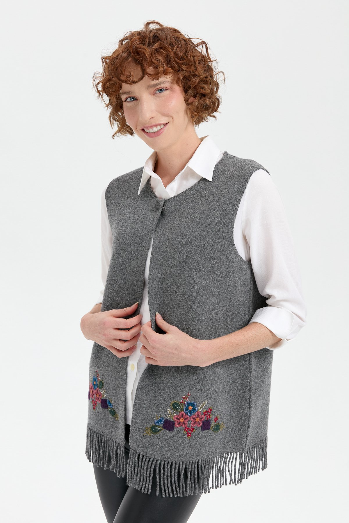 24010Kadın Sıfır Yaka Eteği İşlemeli Yün Yelek Füme