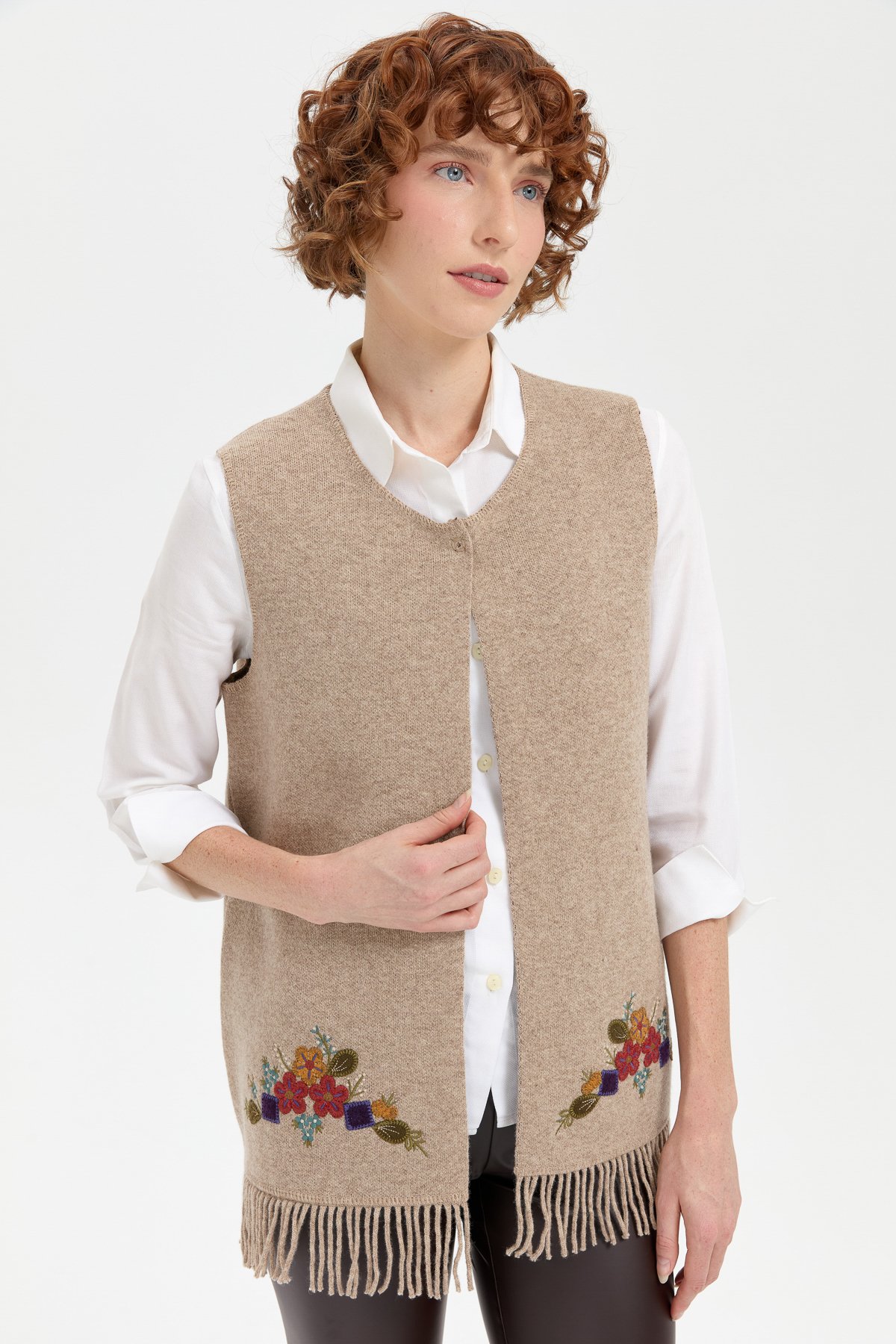 24010Kadın Sıfır Yaka Eteği İşlemeli Yün Yelek K.Bej