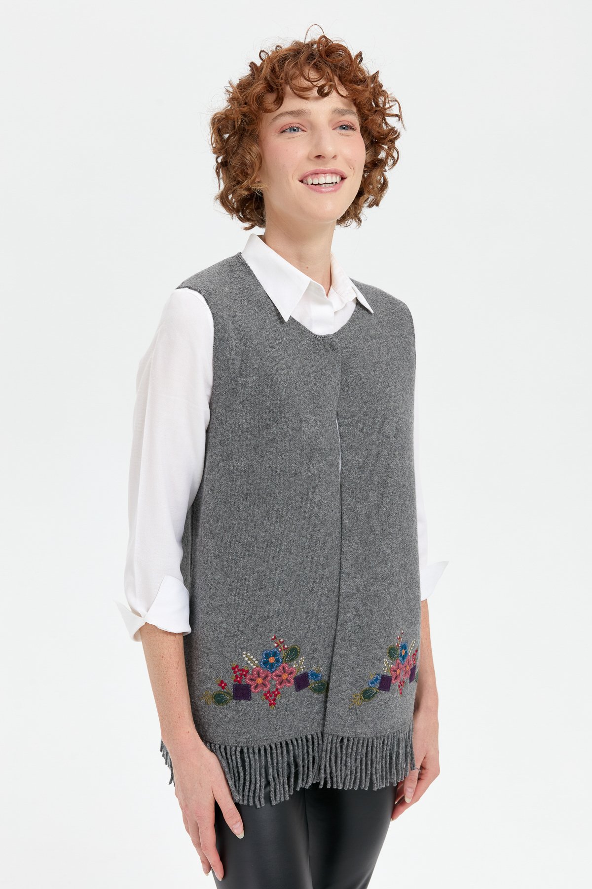 24010Kadın Sıfır Yaka Eteği İşlemeli Yün Yelek Füme