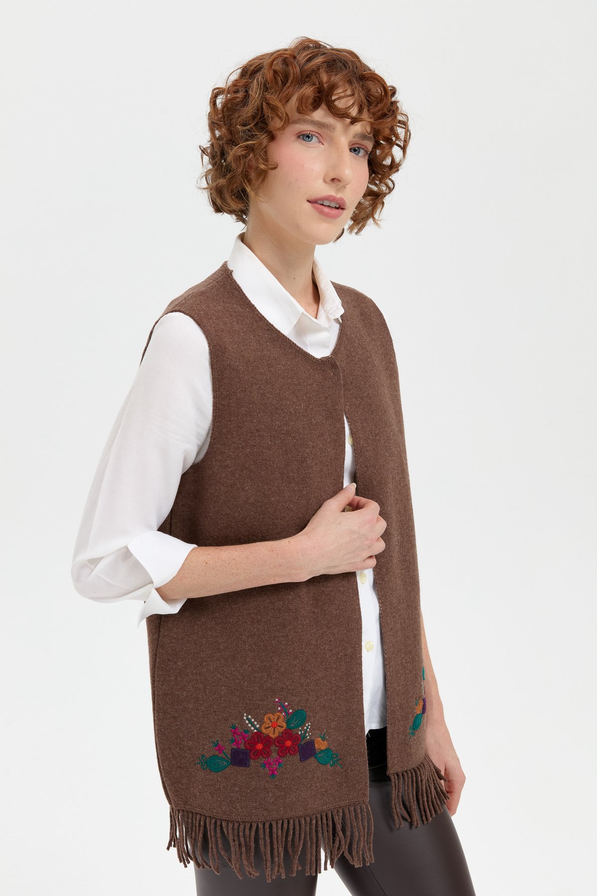 24010Kadın Sıfır Yaka Eteği İşlemeli Yün Yelek D.Kahve